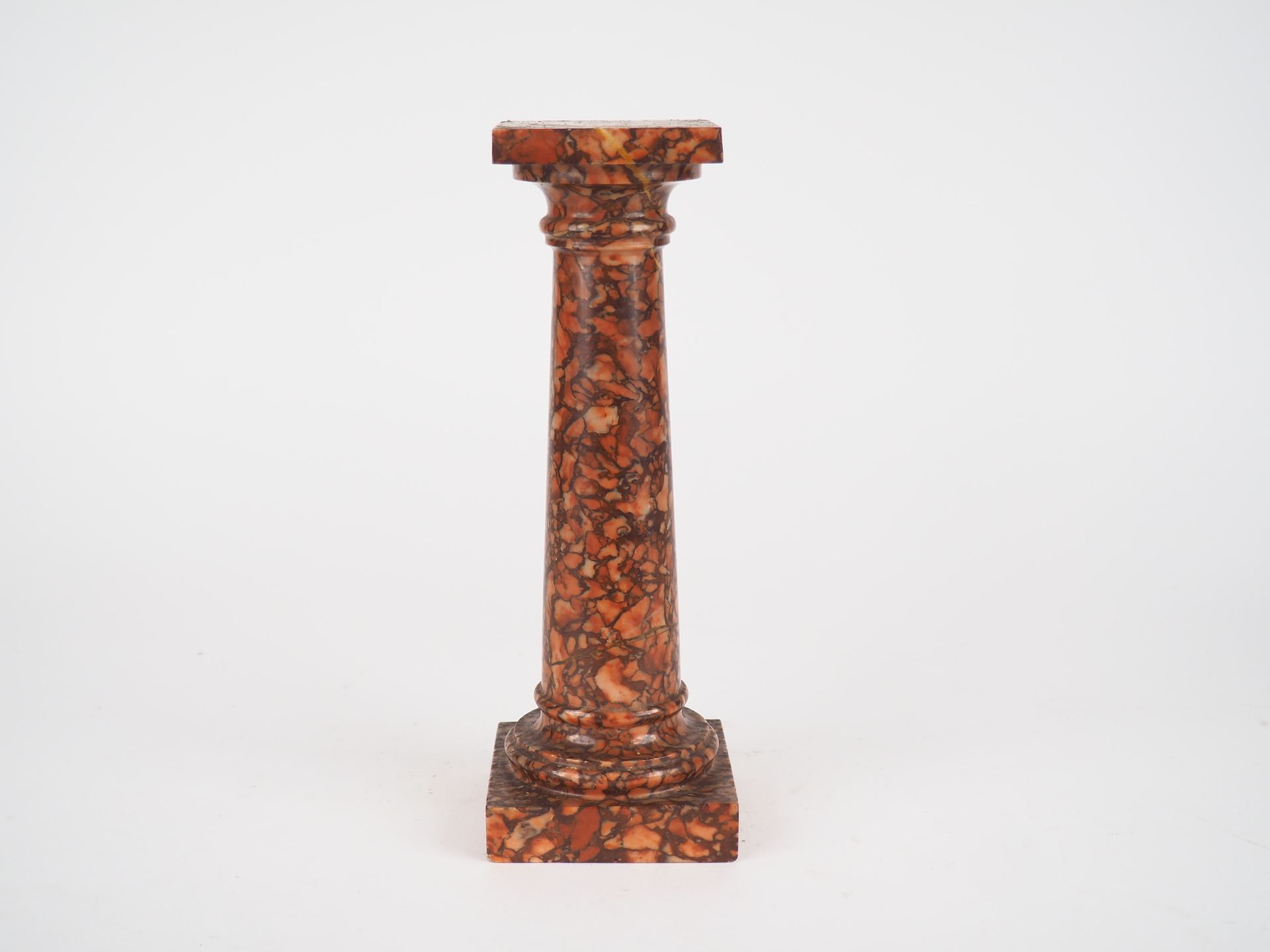 Null Small column in red marble. 

H. 25,5 cm.