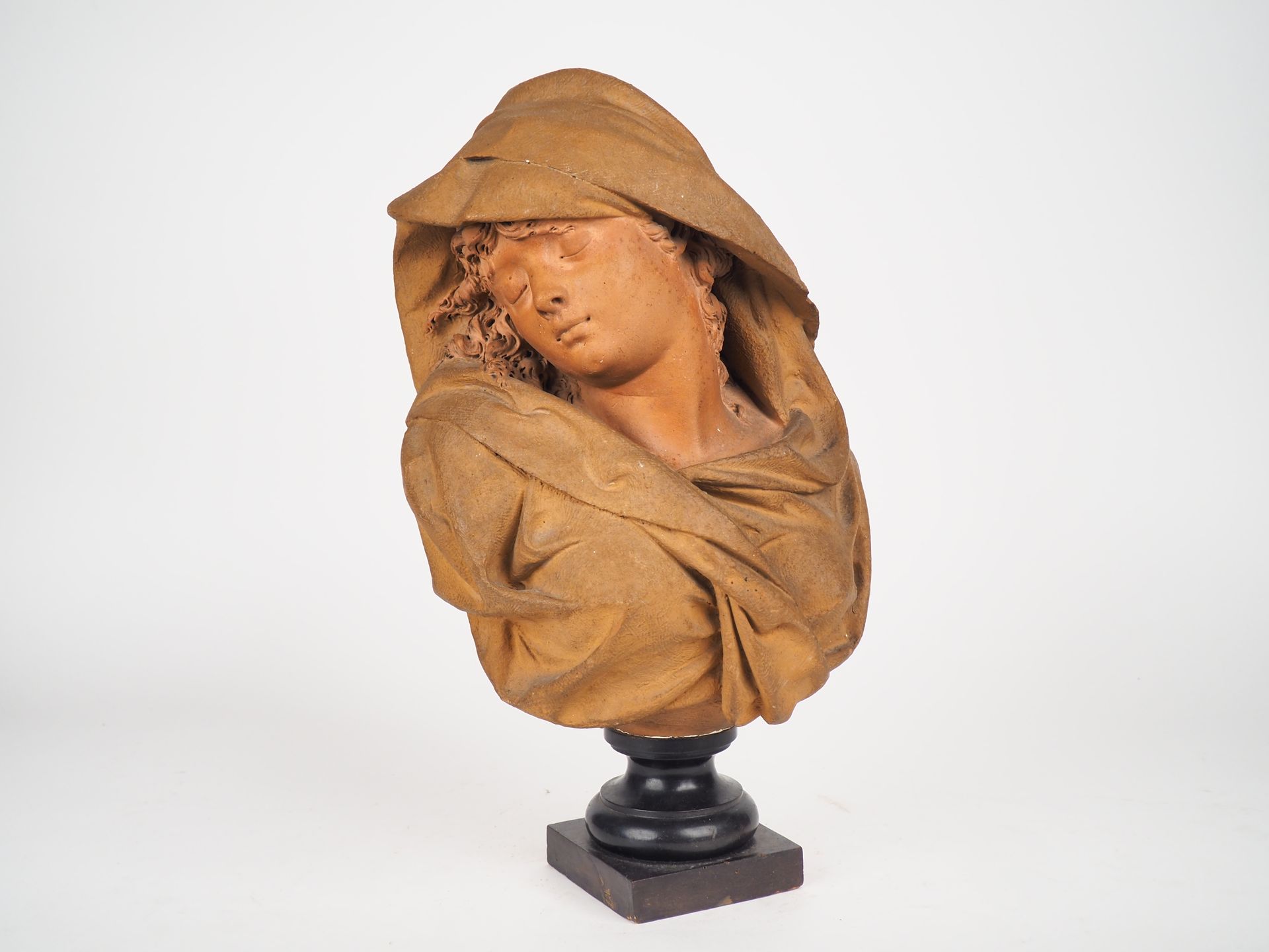 Null A. MAUBACH. 

"Jeune fille en buste".

Sculpture en terre cuite

H. 38 cm.