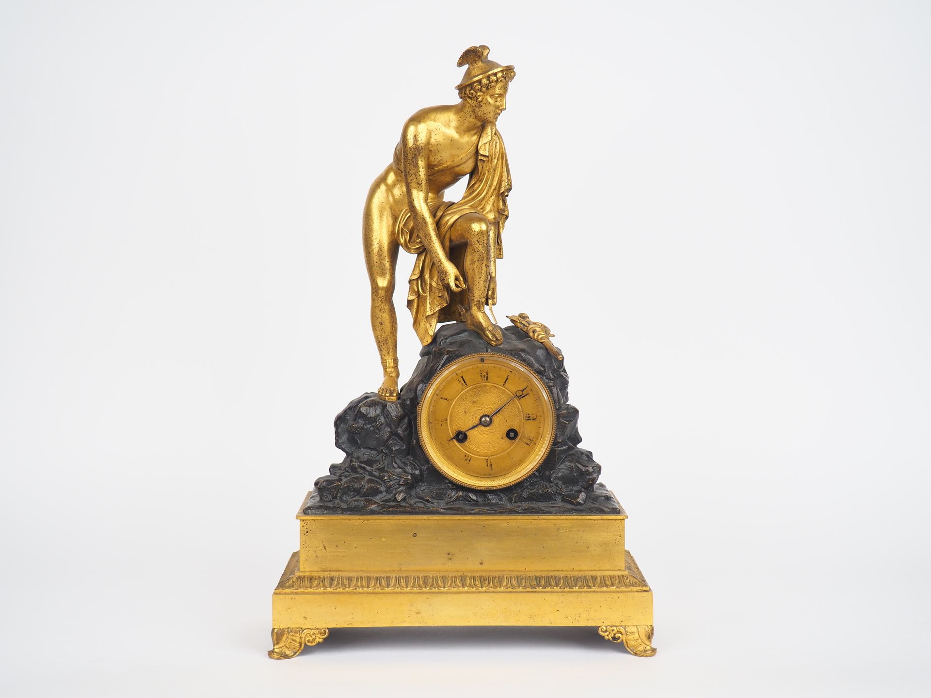 Null Orologio del XIX secolo in bronzo patinato e dorato, raffigurante un'allego&hellip;