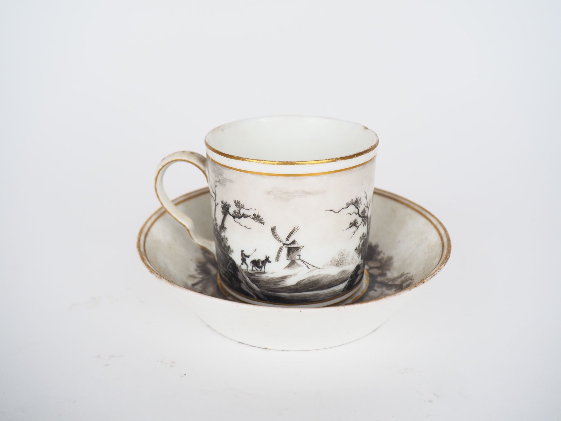 Null 一个撒克逊瓷杯和碟子，用灰泥画装饰着一个生动的风景。

尺寸（杯）：6 x 9 x 6,5厘米。

尺寸（碟子）：3 x 12.5厘米。
