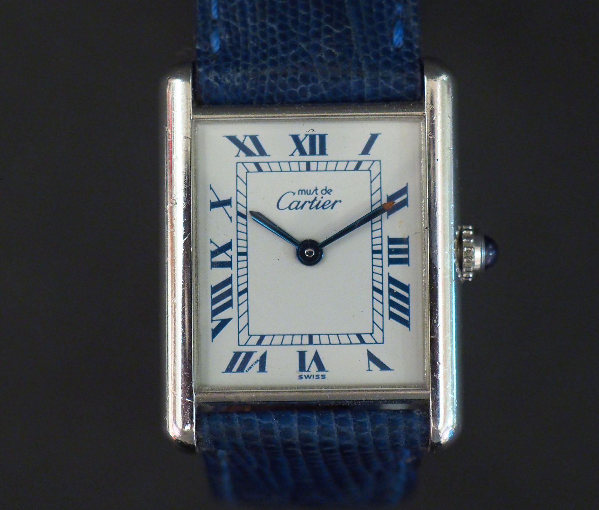 Null CARTIER, Must

Montre bracelet tank de dame, en argent. 

Cadran rectangula&hellip;