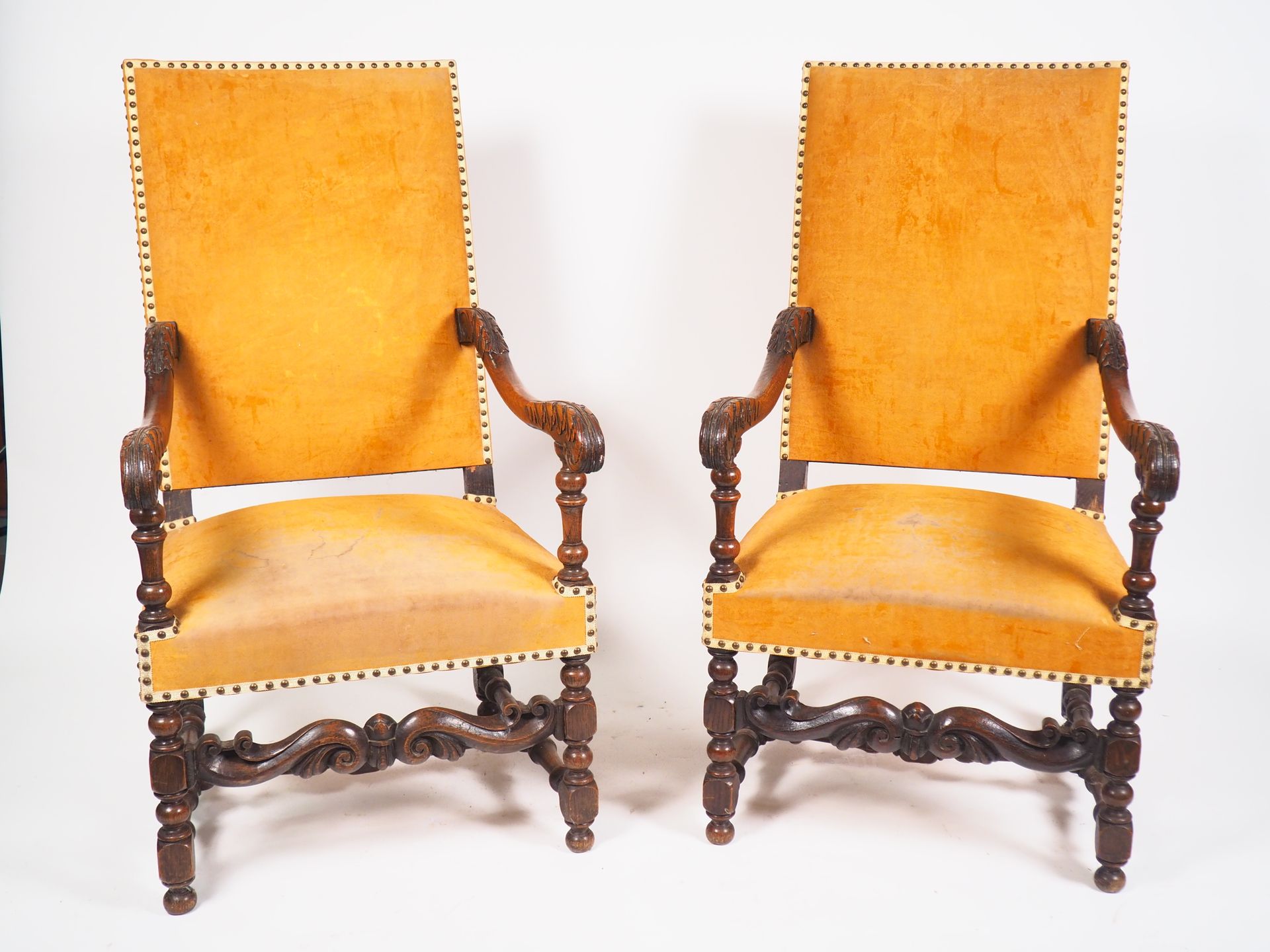 Null Pair of armchairs Louis XIII in molded and carved wood, orange velvet trim.