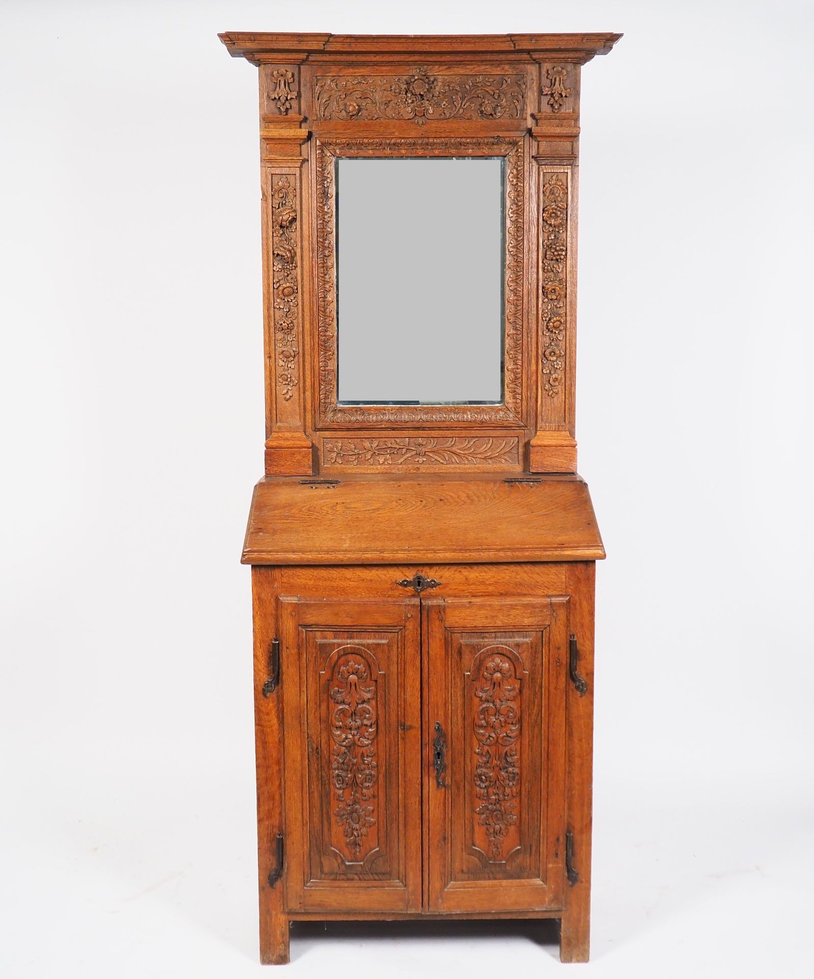 Null Renaissance style oratory furniture in molded and carved oak, opening with &hellip;