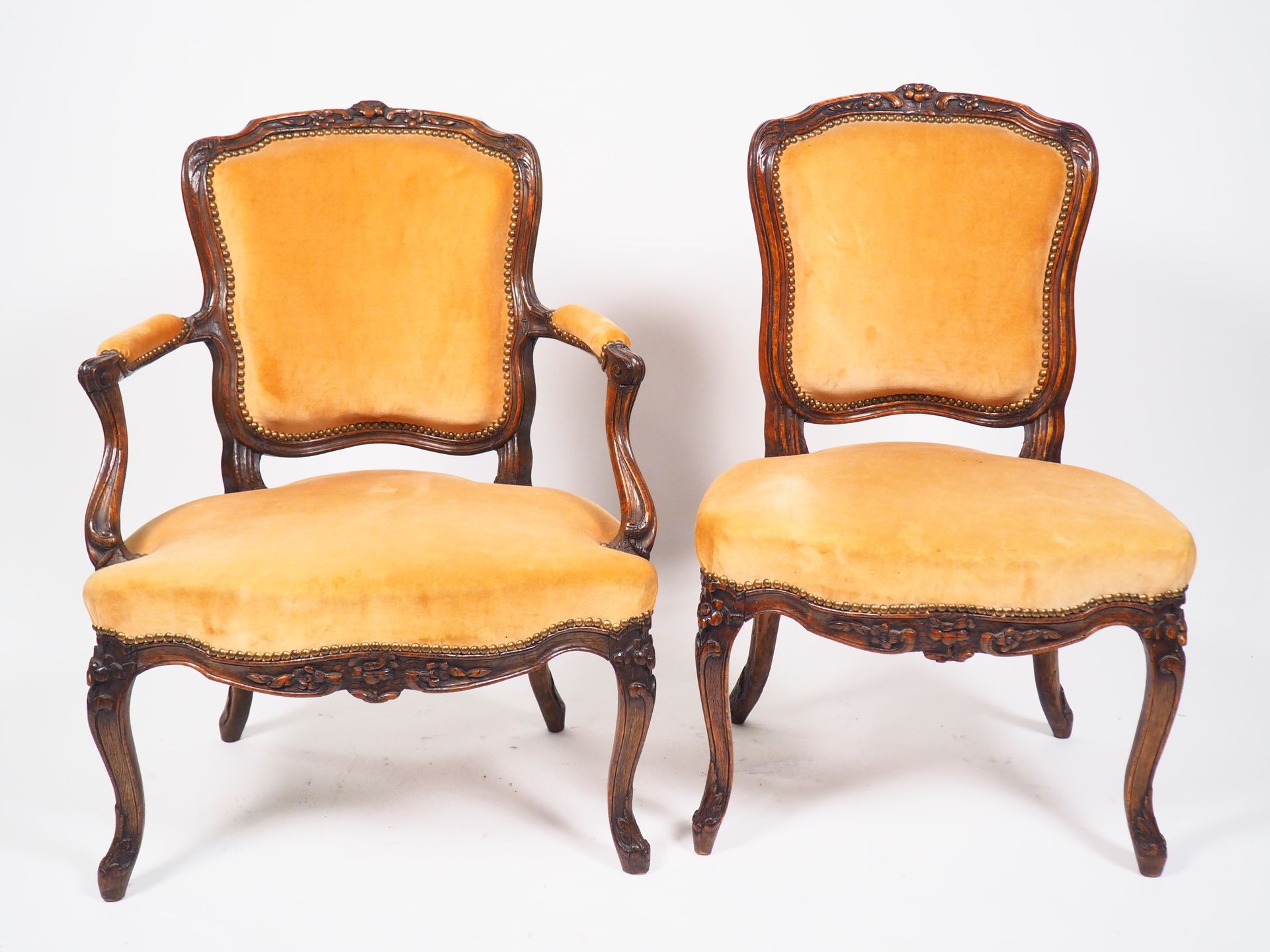 Null 一对椅子和一对敞篷扶手椅，路易十五风格，橙色天鹅绒装饰。