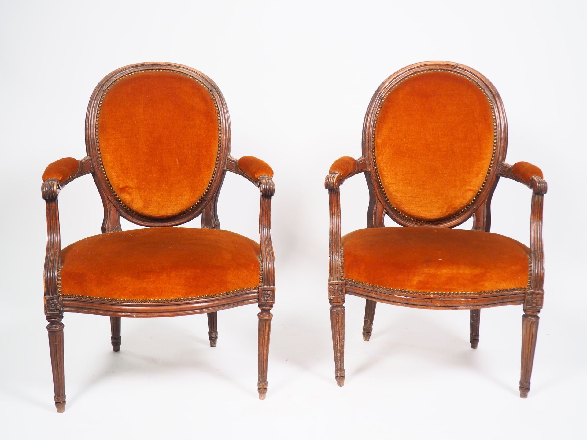 Paire de fauteuils cabriolet de style Louis XVI, dossier médaillon garniture de &hellip;