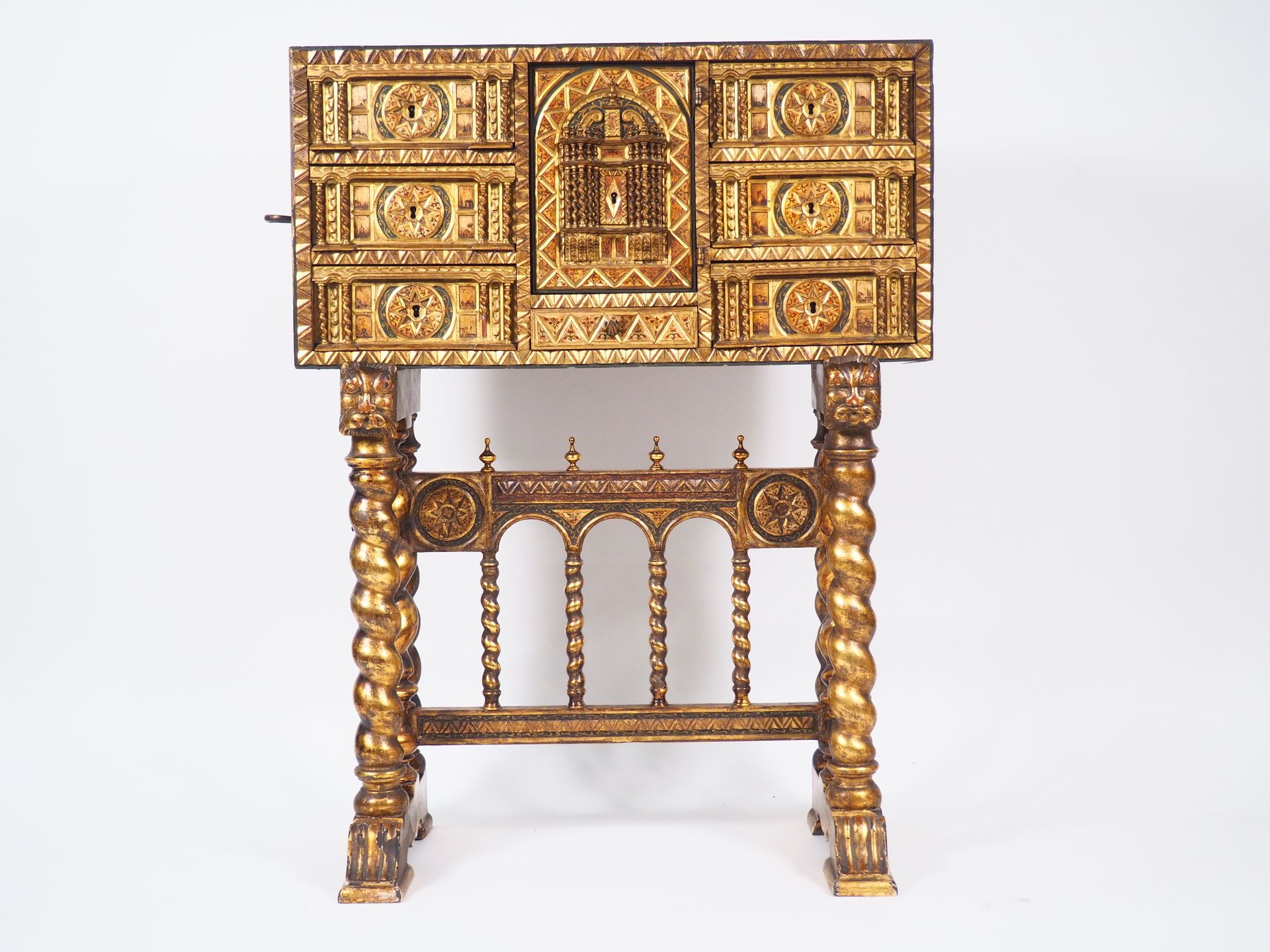 Null Bargueño español del siglo XVII, tallado en madera policromada y dorada, de&hellip;