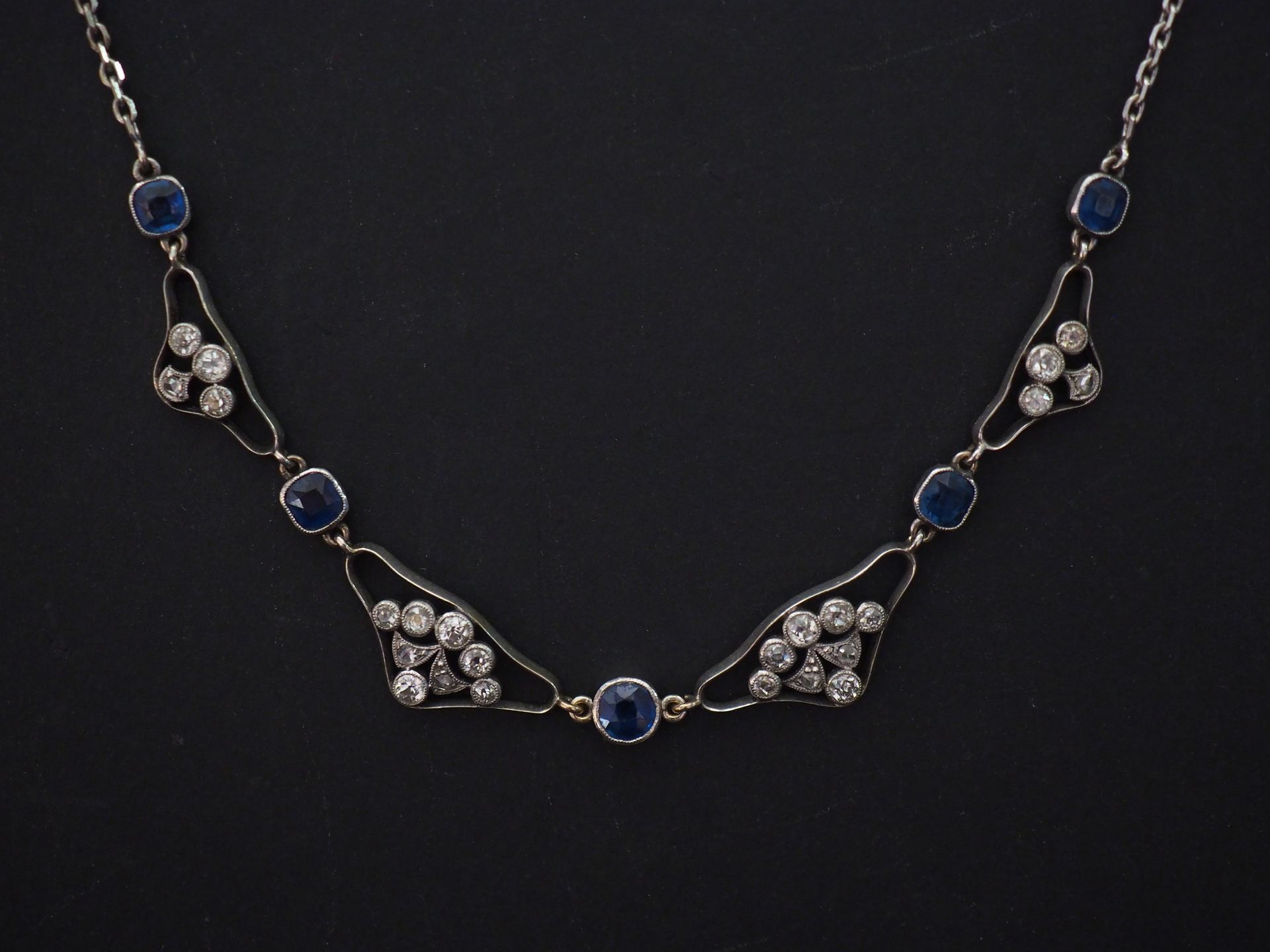 Null 白金项链，装饰有蓝宝石，与镶嵌有小型玫瑰切割钻石的镂空链节交替。

长39厘米

重量约为9.39克