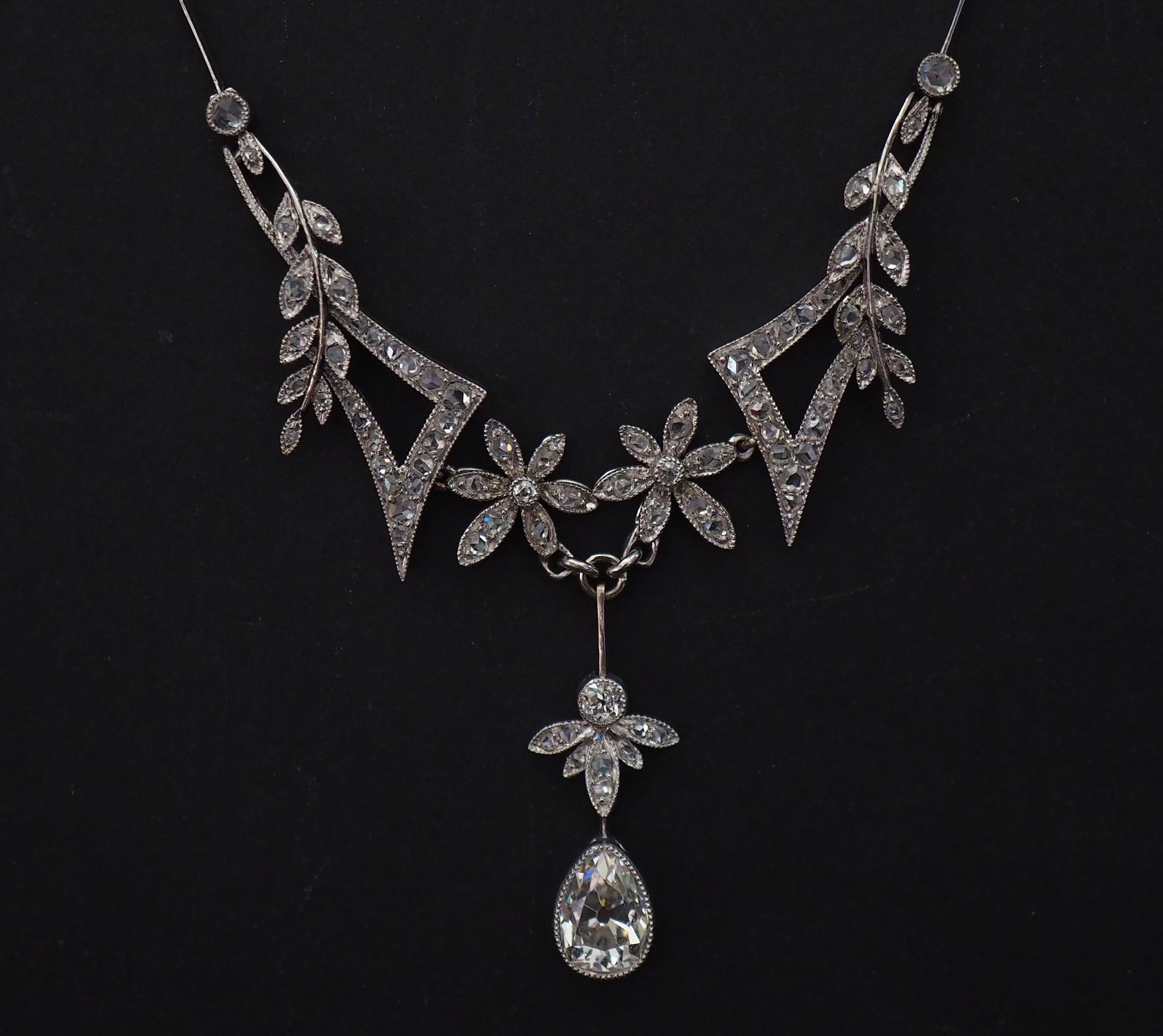 Null Articulated necklace in platinum, decorated in its center with flowers and &hellip;