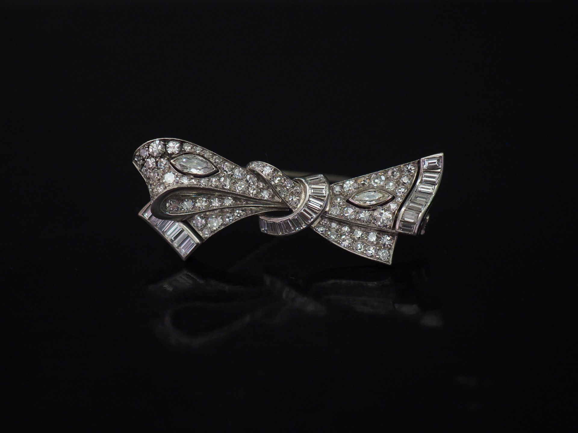 Null Platinum and white gold brooch in the form of a ribbon bow, set with diamon&hellip;