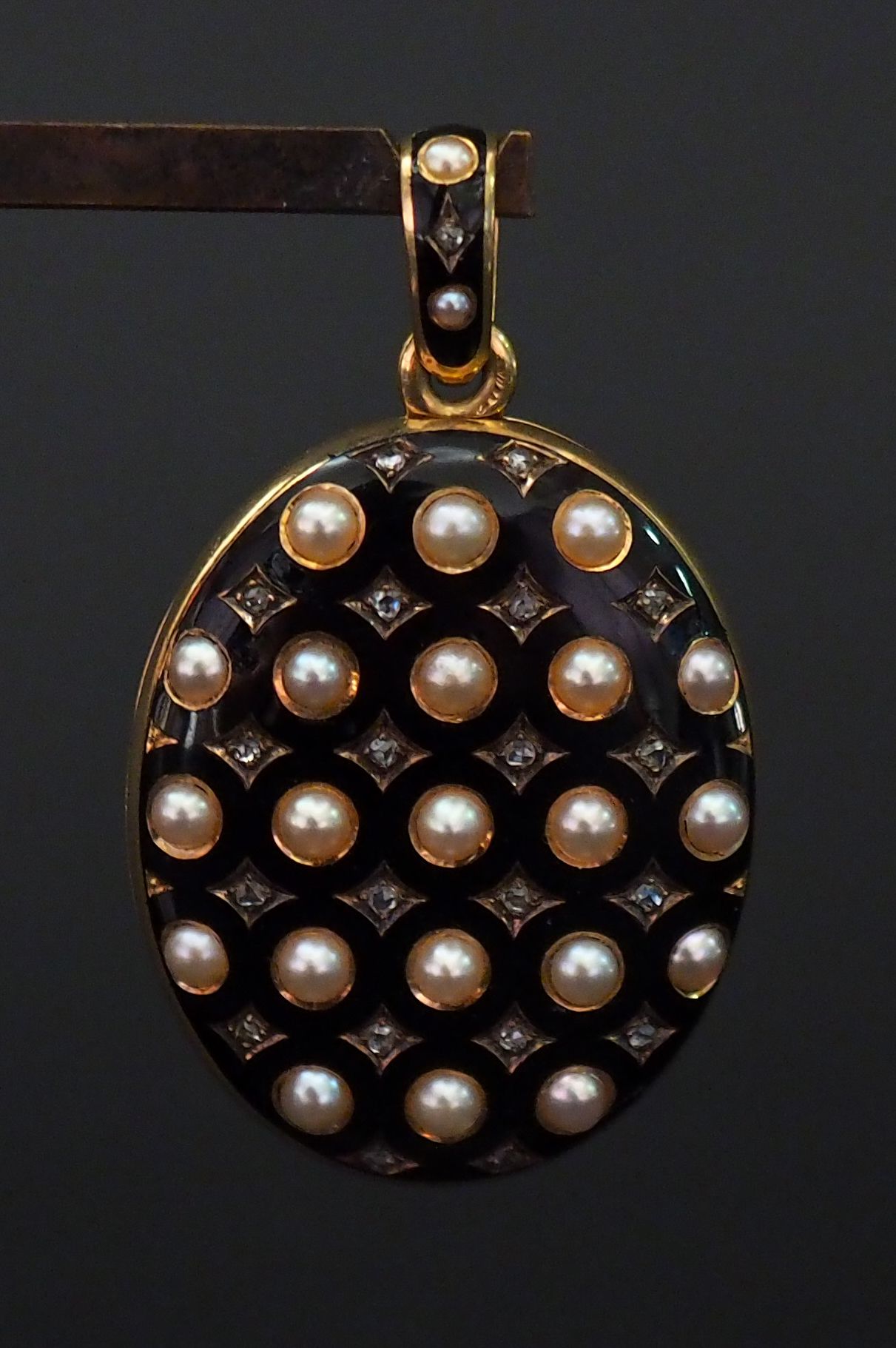 Null 
拿破仑三世黄金和黑色珐琅垂饰，交替镶嵌玫瑰式切割钻石和白色凸圆形珍珠。




高度：5厘米，带搭扣 




宽度：3厘米 




重量如常22&hellip;