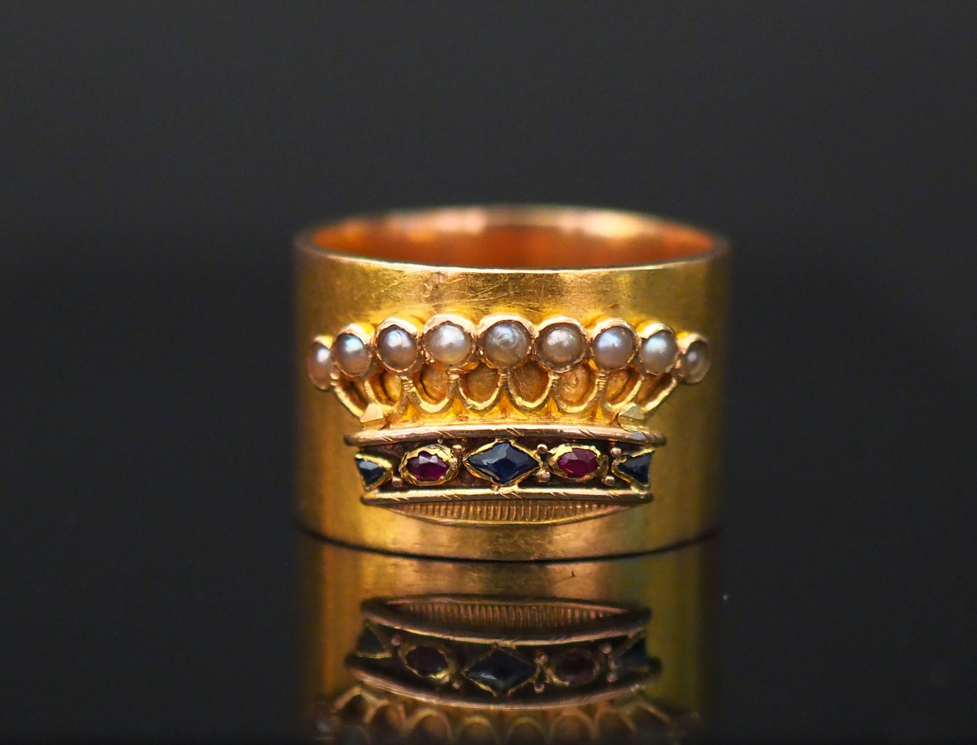 Bague de forme bandeau en or jaune, pierres de couleur et perles, à décor appliq&hellip;