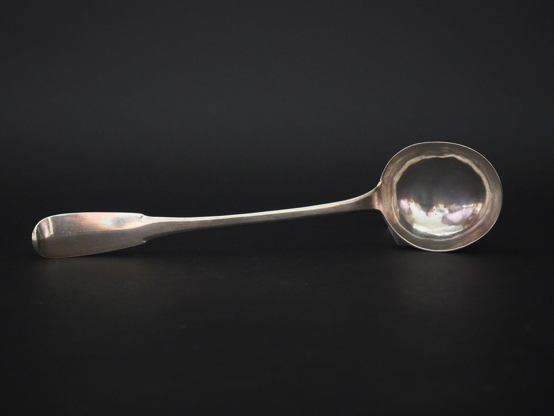 Null Louche XVIIIème en argent, modèle uniplat. 

Long. 36,5 cm 

Poids. 160 g