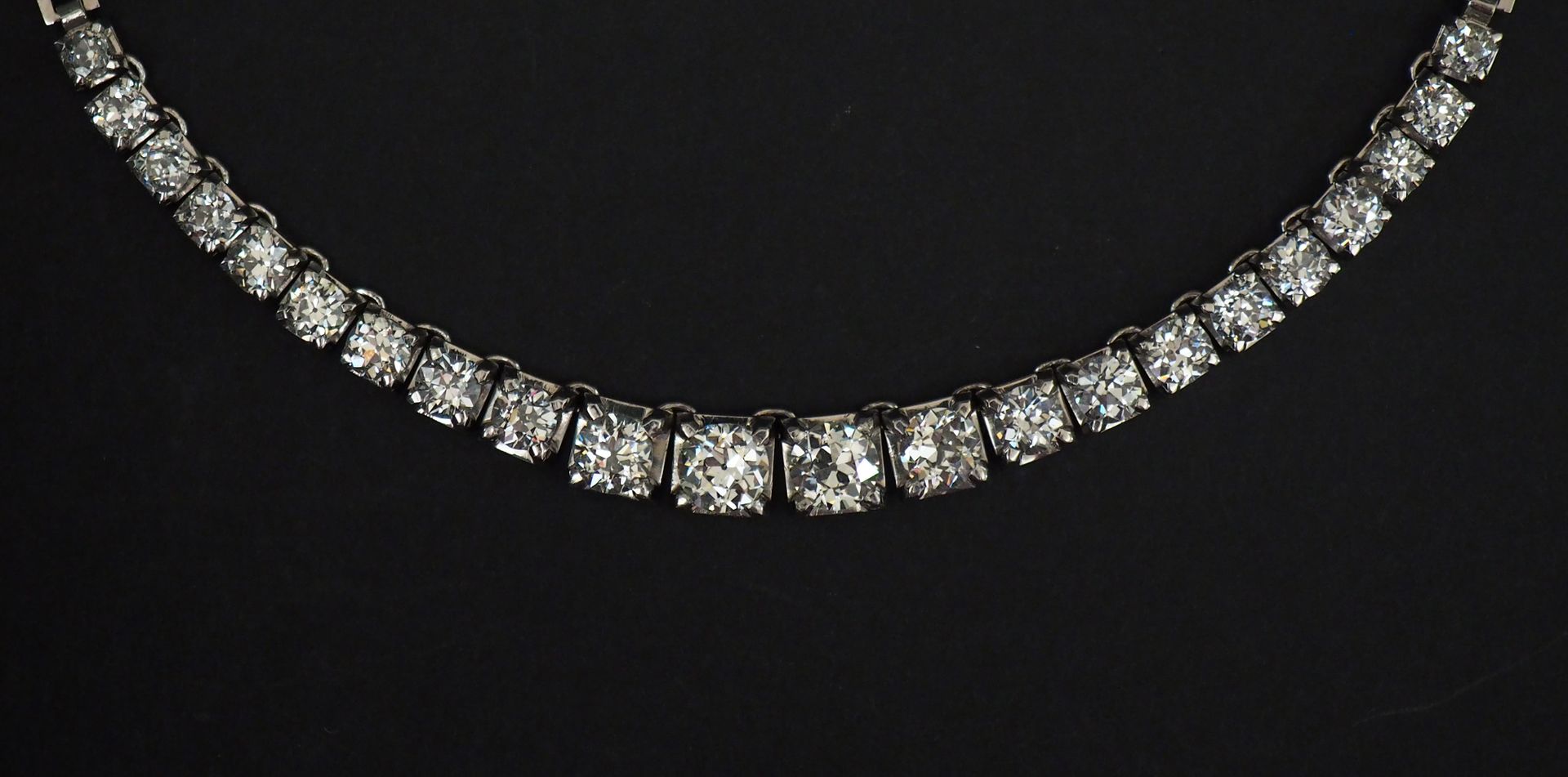 Null 铰链式钻石项链，镶有22颗老式切割钻石。

中间的四颗钻石重量：1.63克拉（J-SI1），1.51克拉（J-SI2），1.12克拉（K-VS2）和1&hellip;