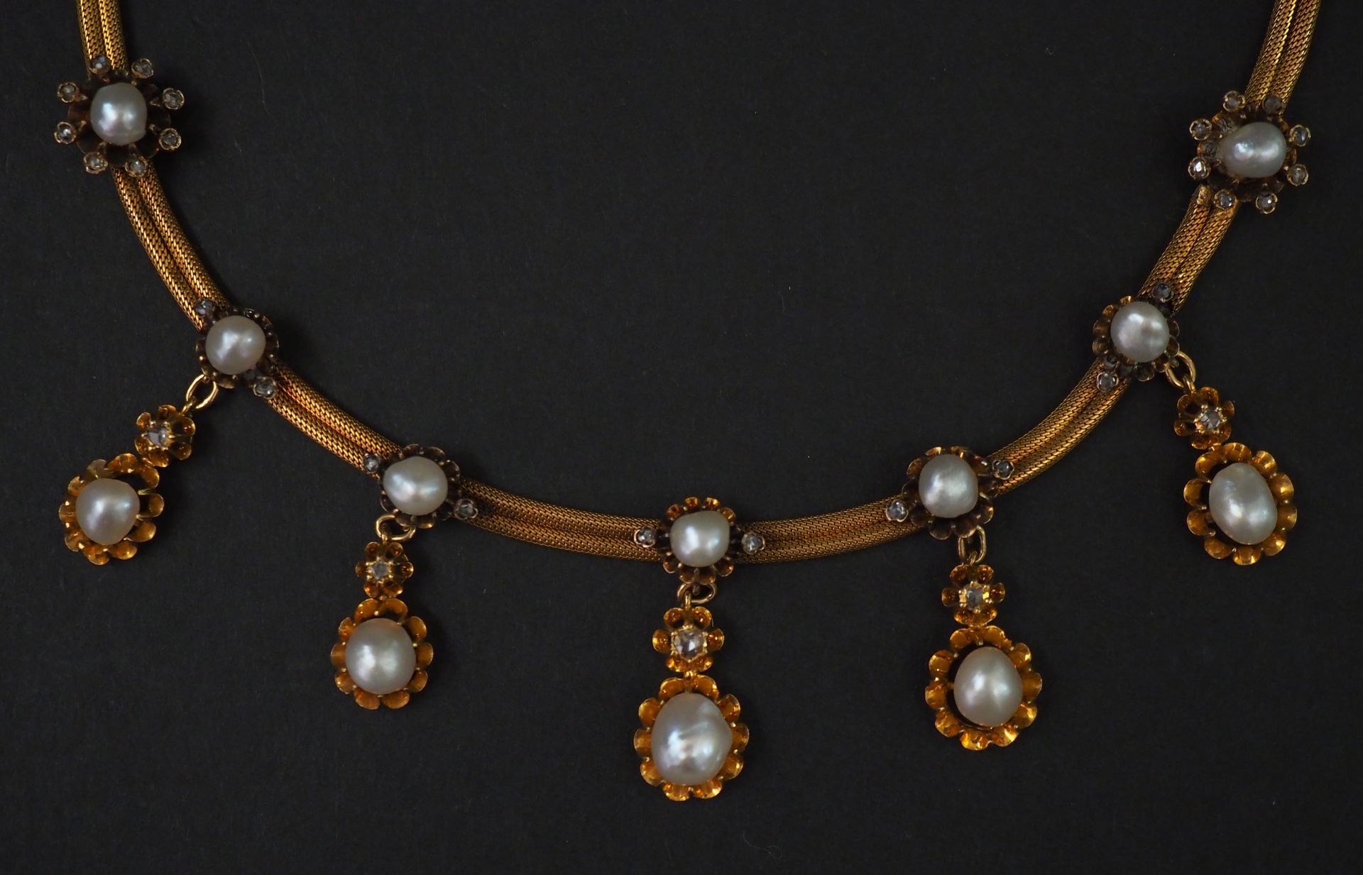 Collier souple Napoléon III en or jaune, maille dite "tubogaz", serti de perles &hellip;