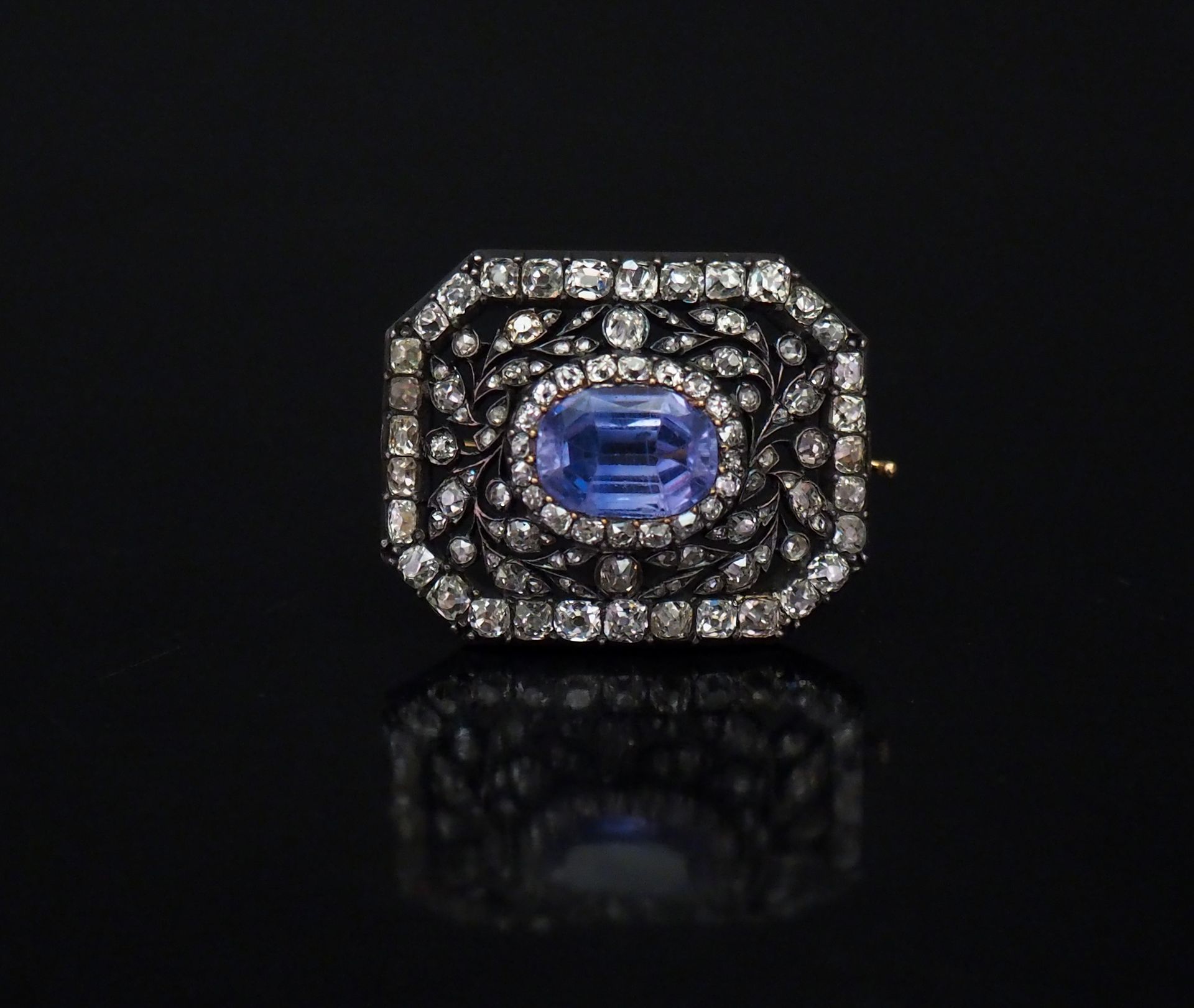 Null 镂空树枝设计的黄金和银质八角形胸针，镶嵌着一颗蓝色宝石和玫瑰切割钻石。

有纪念意义的E.T

2.5 x 3.2 厘米

重量8.90克