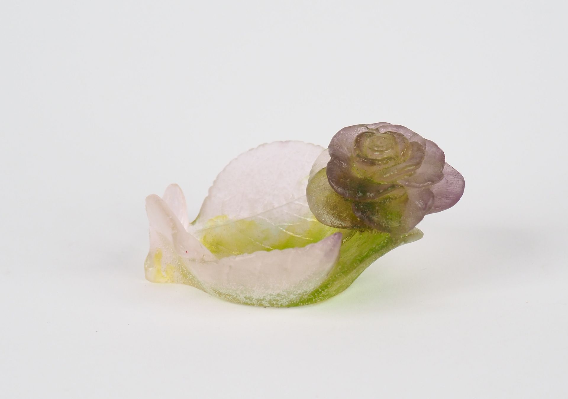 Null DAUM. Coupelle en pâte de verre mauve et verte, à décor de fleurs. 

Signée&hellip;