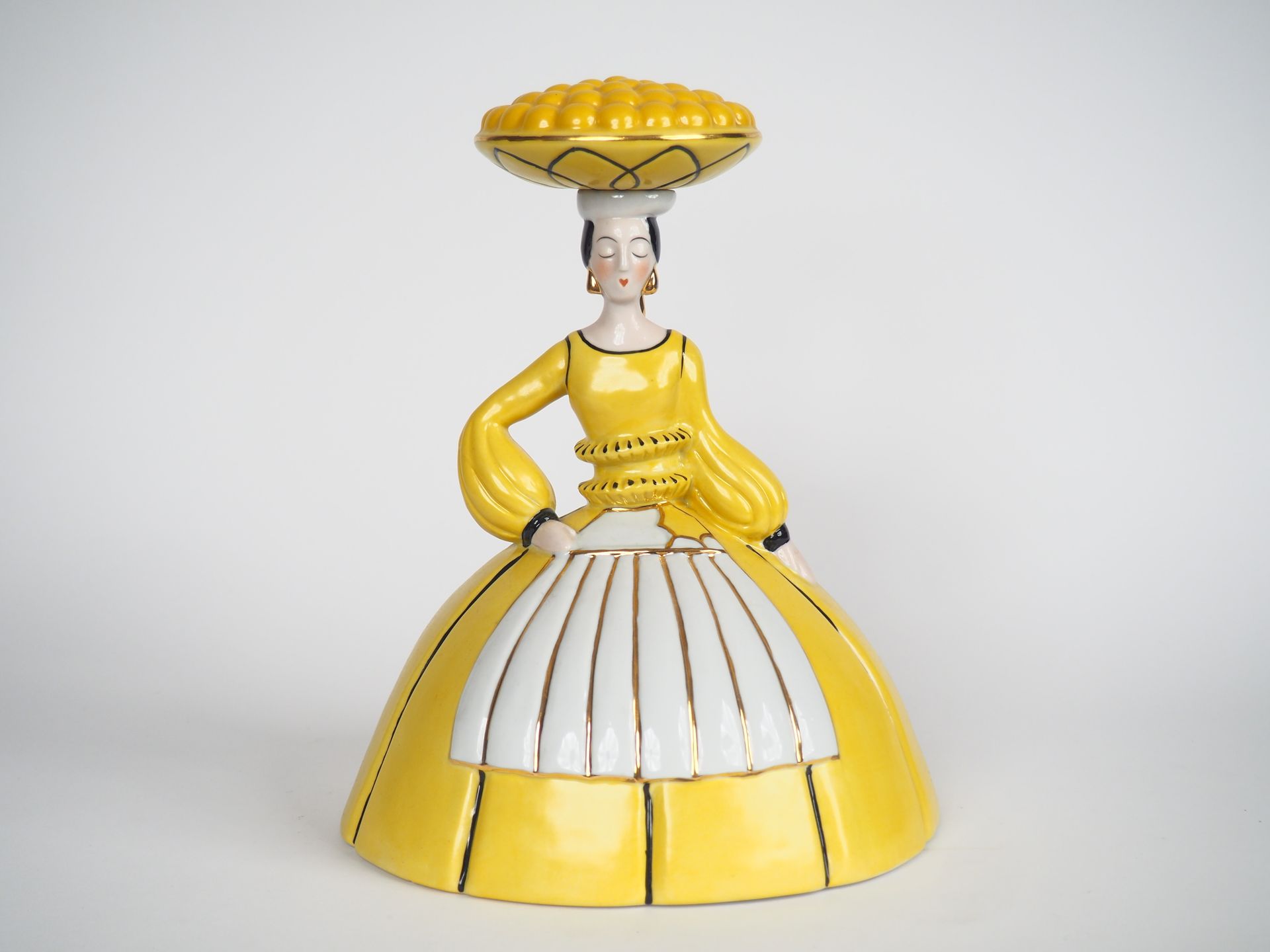 Null ROBJ. 

Bouteille à liqueur en porcelaine polychrome "porteuse d'oranges".
&hellip;