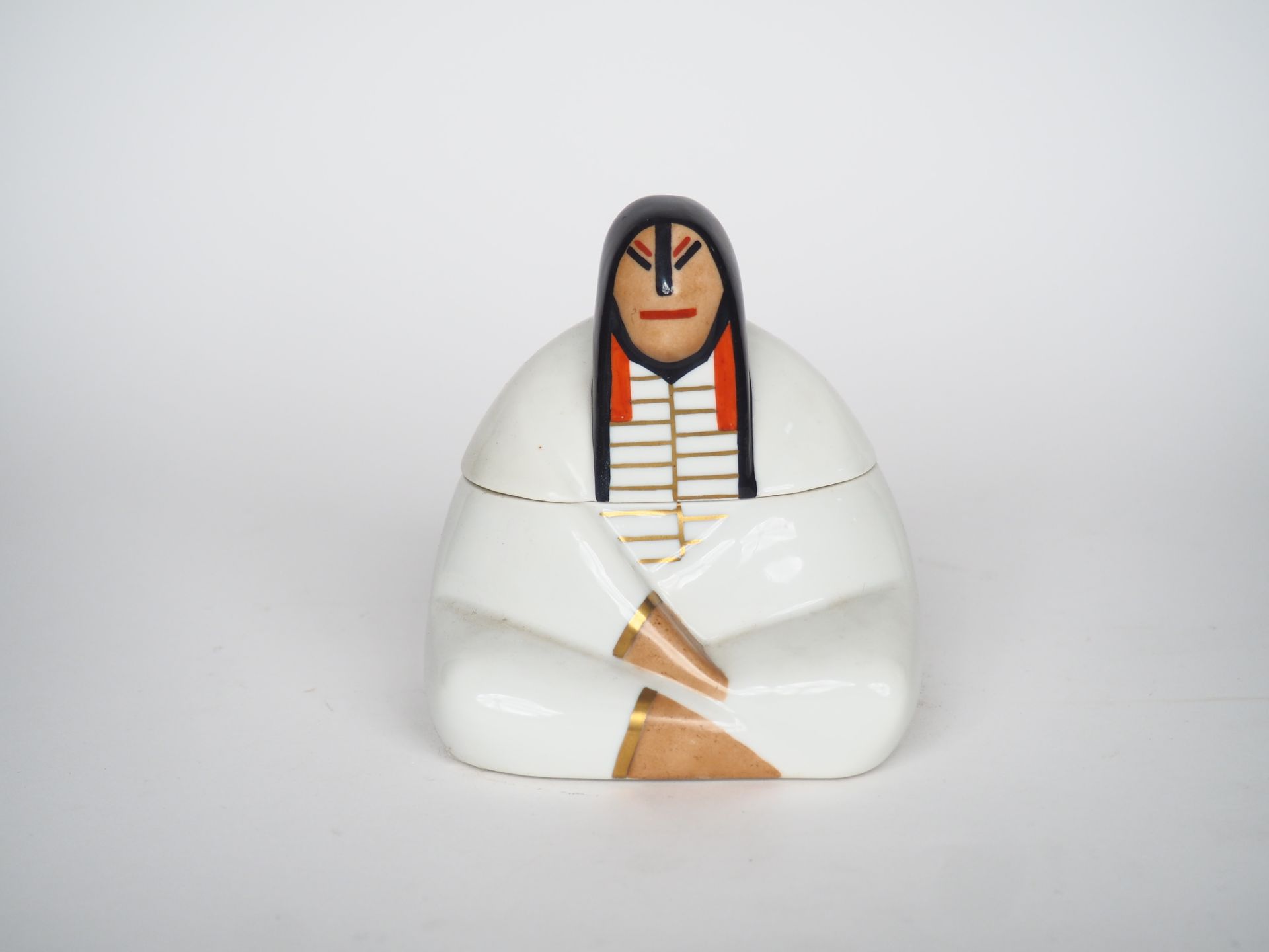 Null ROBJ. 

Burner perfume "young squaw sitting".

Signed

H. 12,5 cm