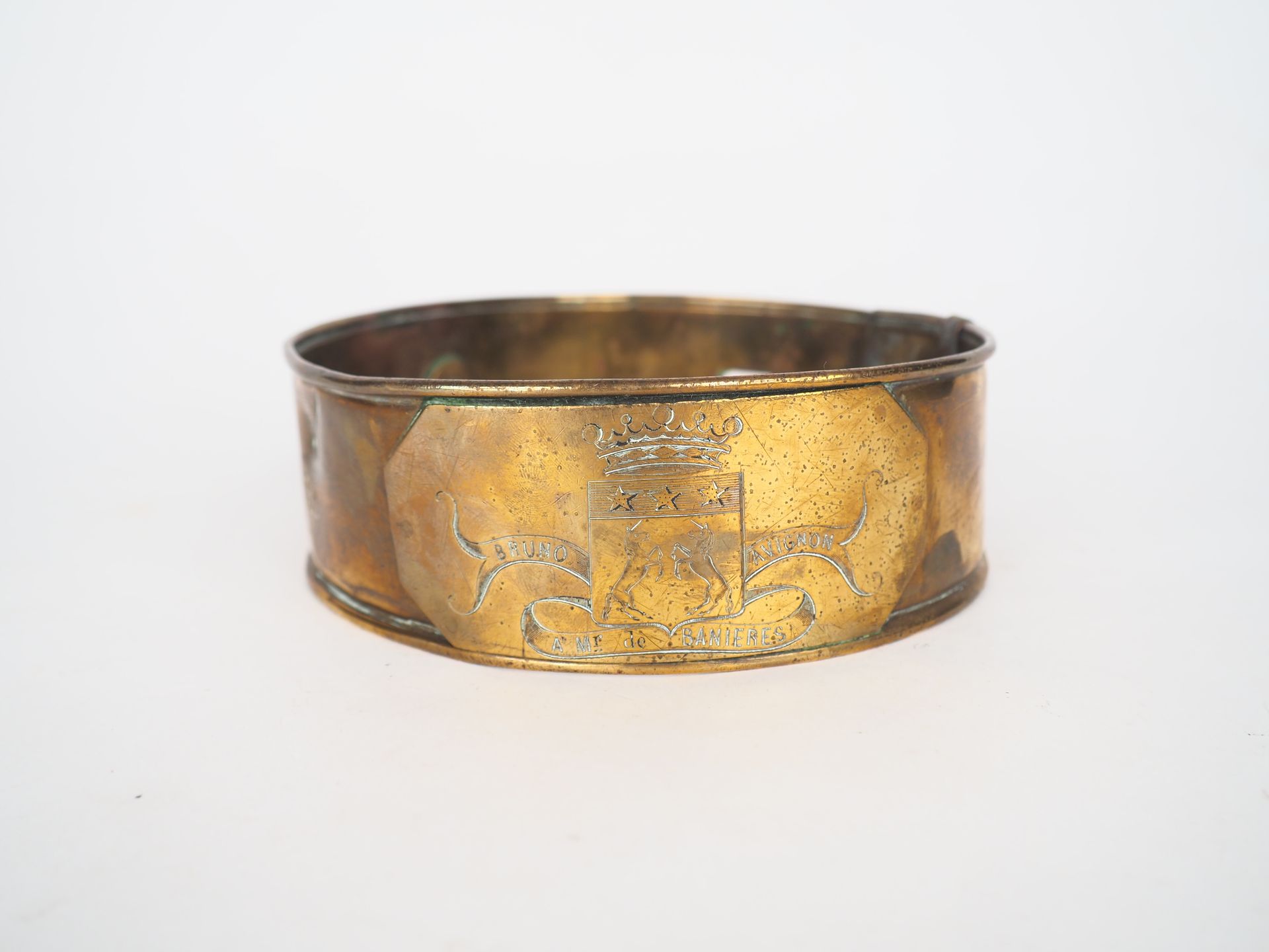 Null 19世纪早期的黄铜狗项圈，有纹章。