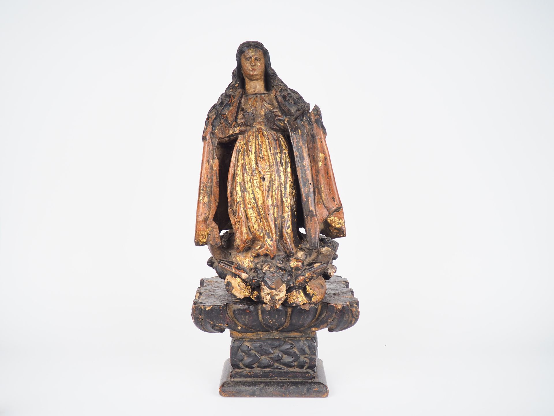 Null 17世纪早期的多色木雕 "圣母玛利亚"。

(手不见了)。

H.45厘米，放在一个18世纪的木质底座上，雕刻成大写字母的形式。

底座高度：18 x&hellip;
