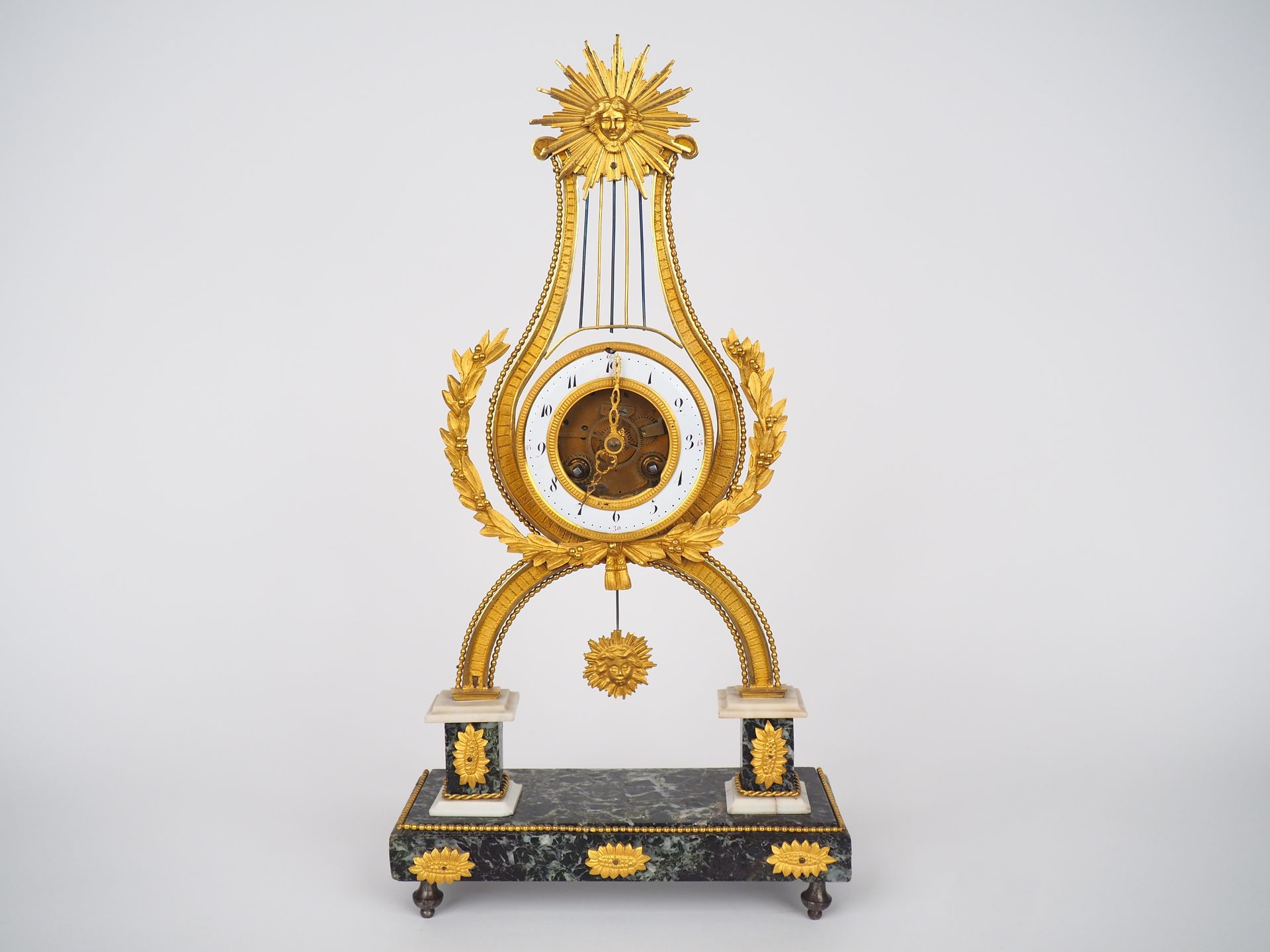 Null Pendule lyre squelette Louis XVI en bronze doré et marbre bicolore blanc et&hellip;