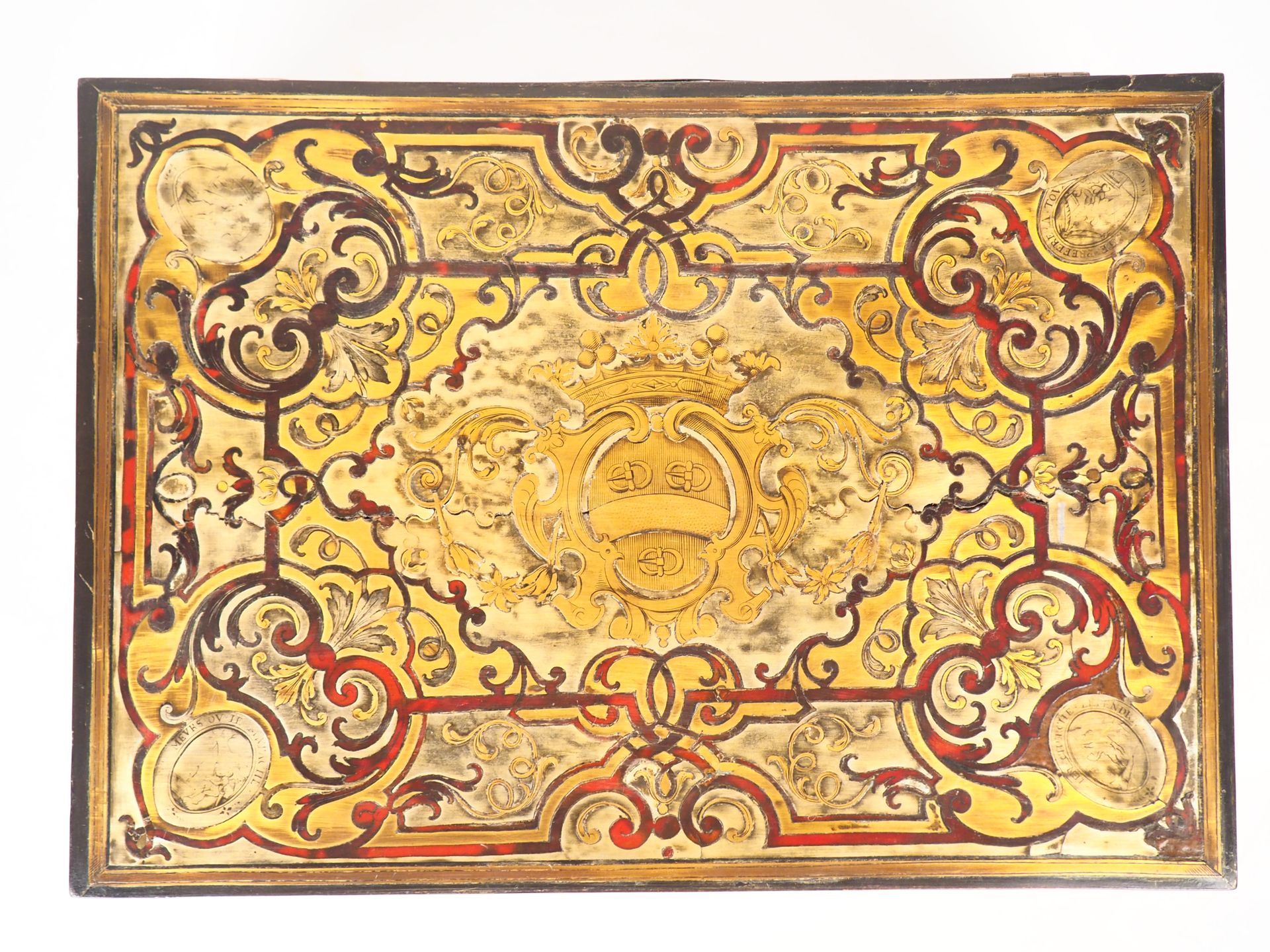 Null 拿破仑三世风格的Boulle镶嵌盒。

尺寸：11 x 33,5 x 24 厘米

(磨损和修复）。