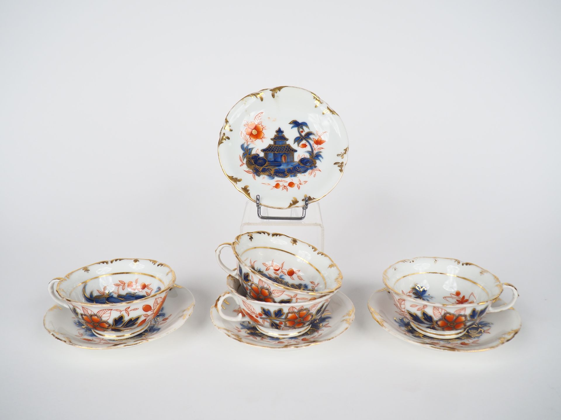 Null 
4个拿破仑三世瓷器茶杯和茶碟，红色和蓝色的远东风格的装饰用黄金加强。



(小碎片)。