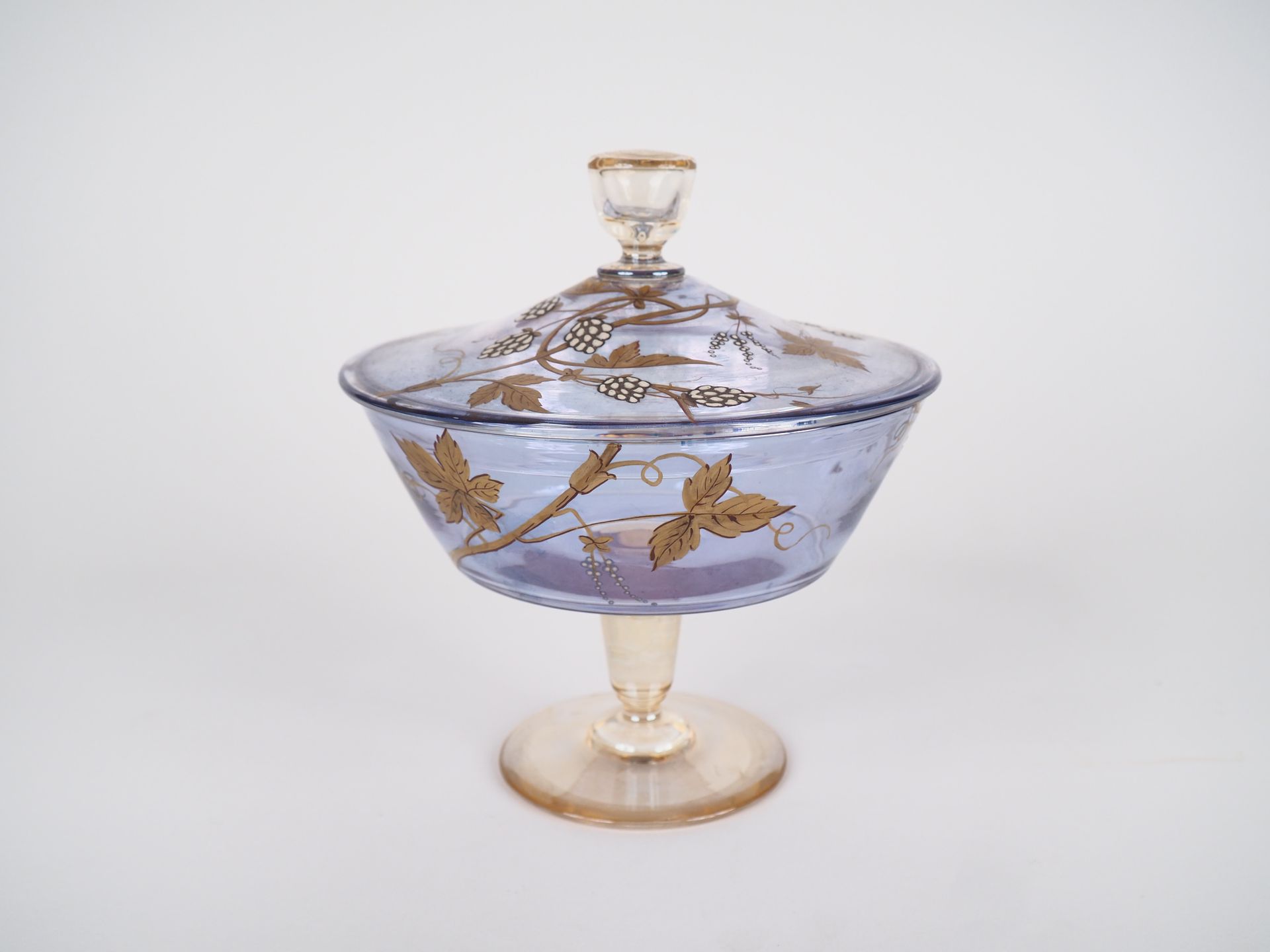 Null Drageoir Napoléon III en cristal mauve à décor émaillé de mûres en blanc et&hellip;