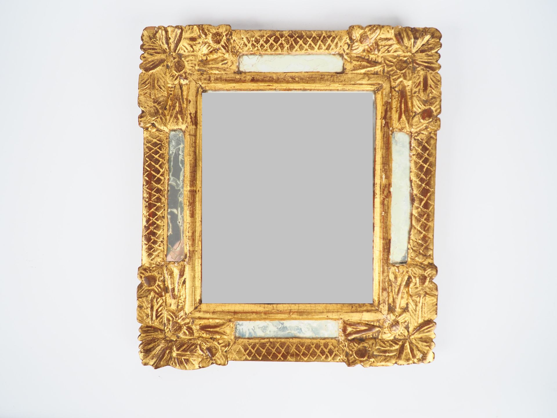 Null Espejo de madera dorada y tallada con decoración de flores.

Tamaño 42 x 37&hellip;