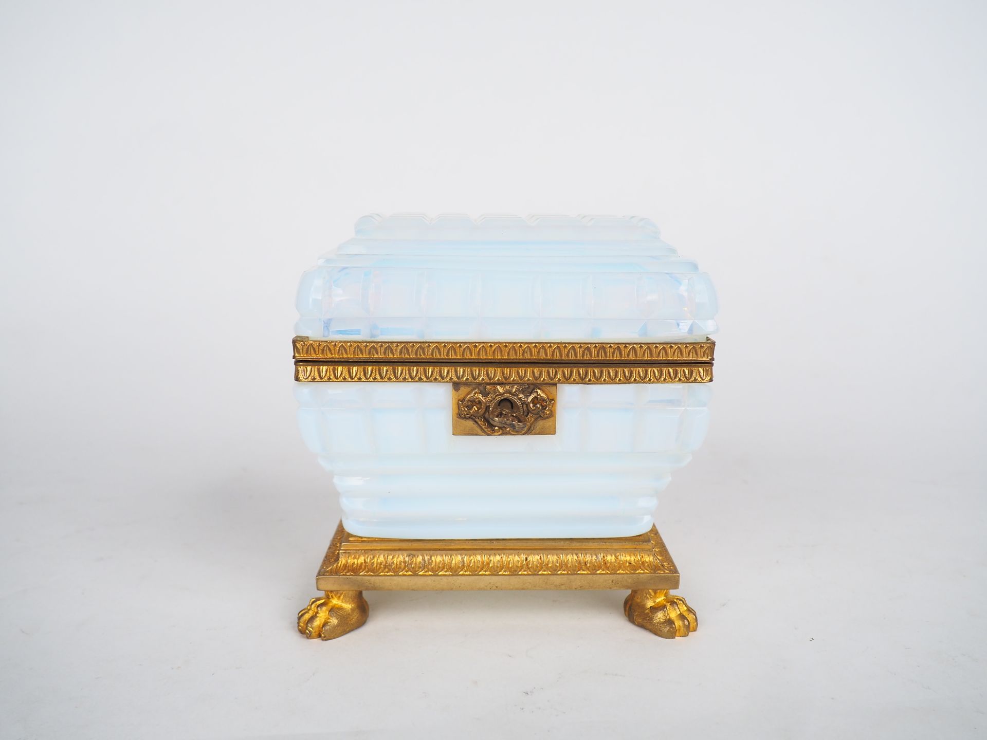 Null Caja de opalina Charles X, montaje en bronce dorado, pies de garra. 

Tamañ&hellip;