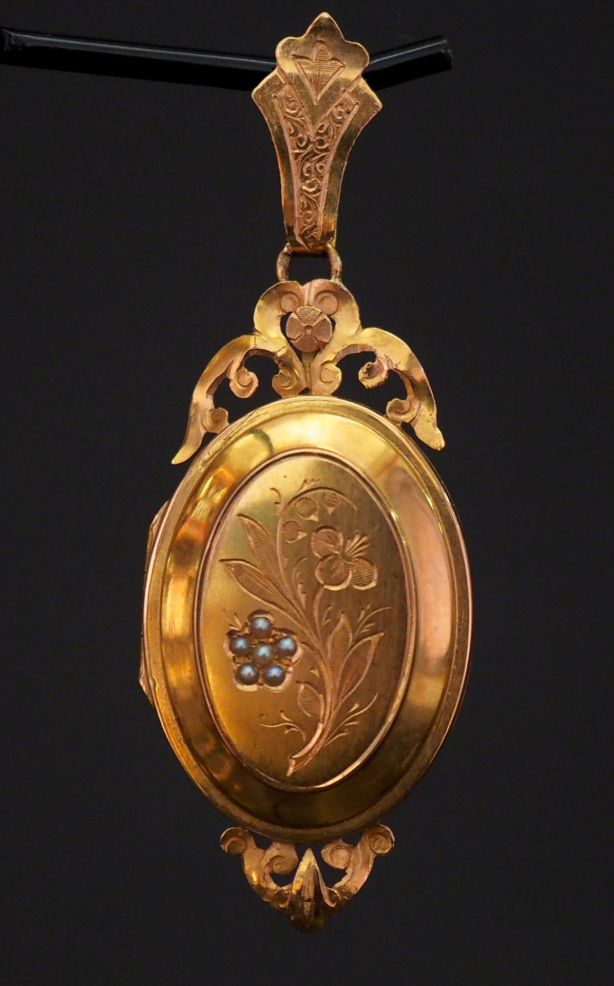 Null Pendente in oro giallo di Napoleone III con ramo fiorito e piccole perle.

&hellip;