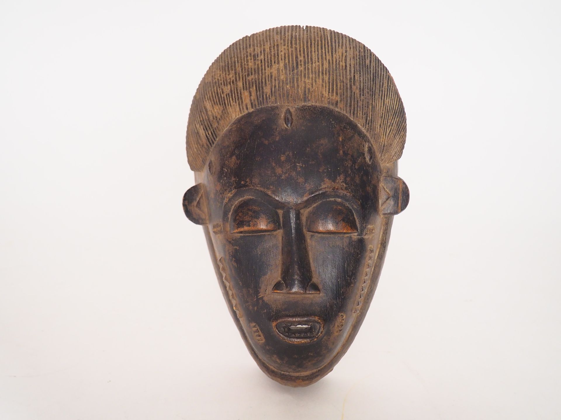 Null Ndoma Baoule肖像面具，象牙海岸
带有棕色至黑色铜锈的木材
H.25 cm - L. 16 cm

出处 : 
- 根据家族传统，1937年&hellip;
