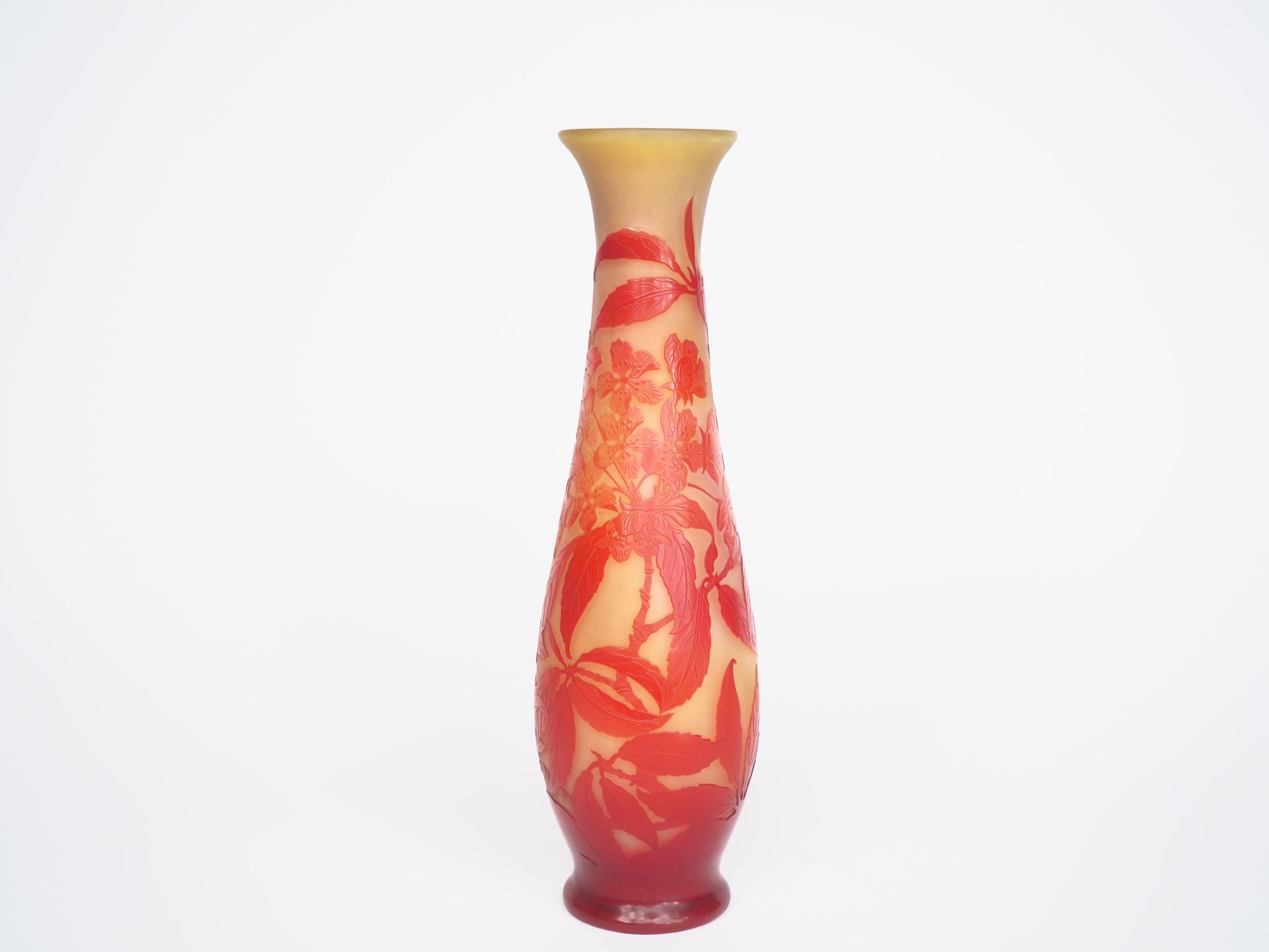 Null GALLE.
Vaso in vetro con decorazione ad acido di fiori rossi su sfondo gial&hellip;
