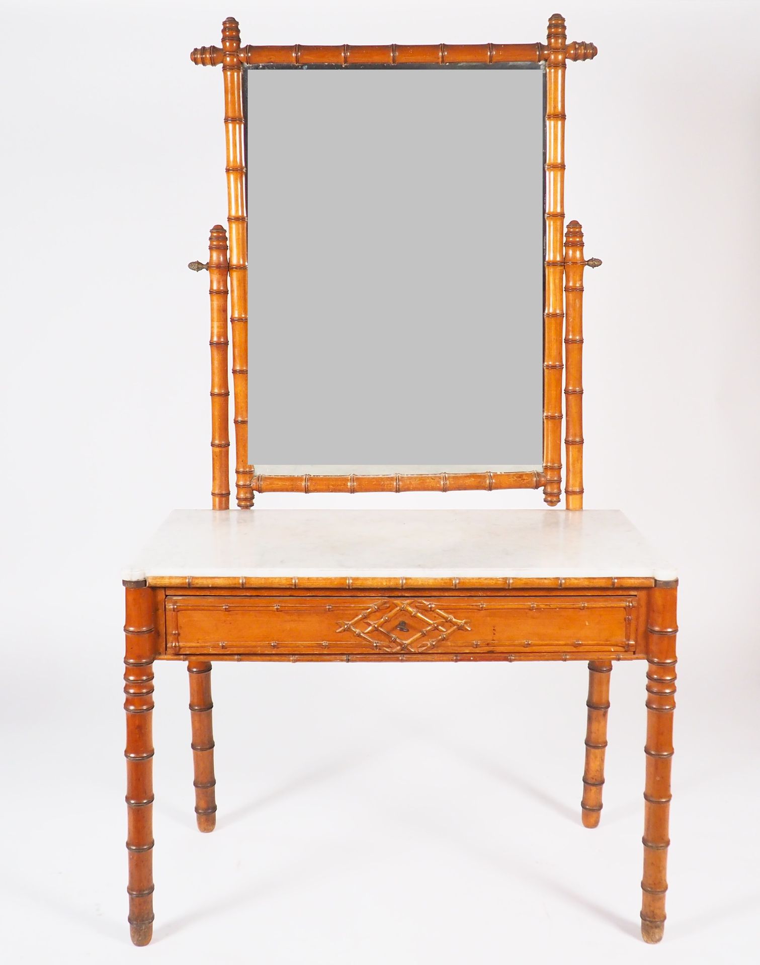 Null 拿破仑三世的梳妆台，有竹子的装饰，在腰带上开了一个抽屉，白色大理石桌面。
尺寸为182 x 103 x 53厘米。