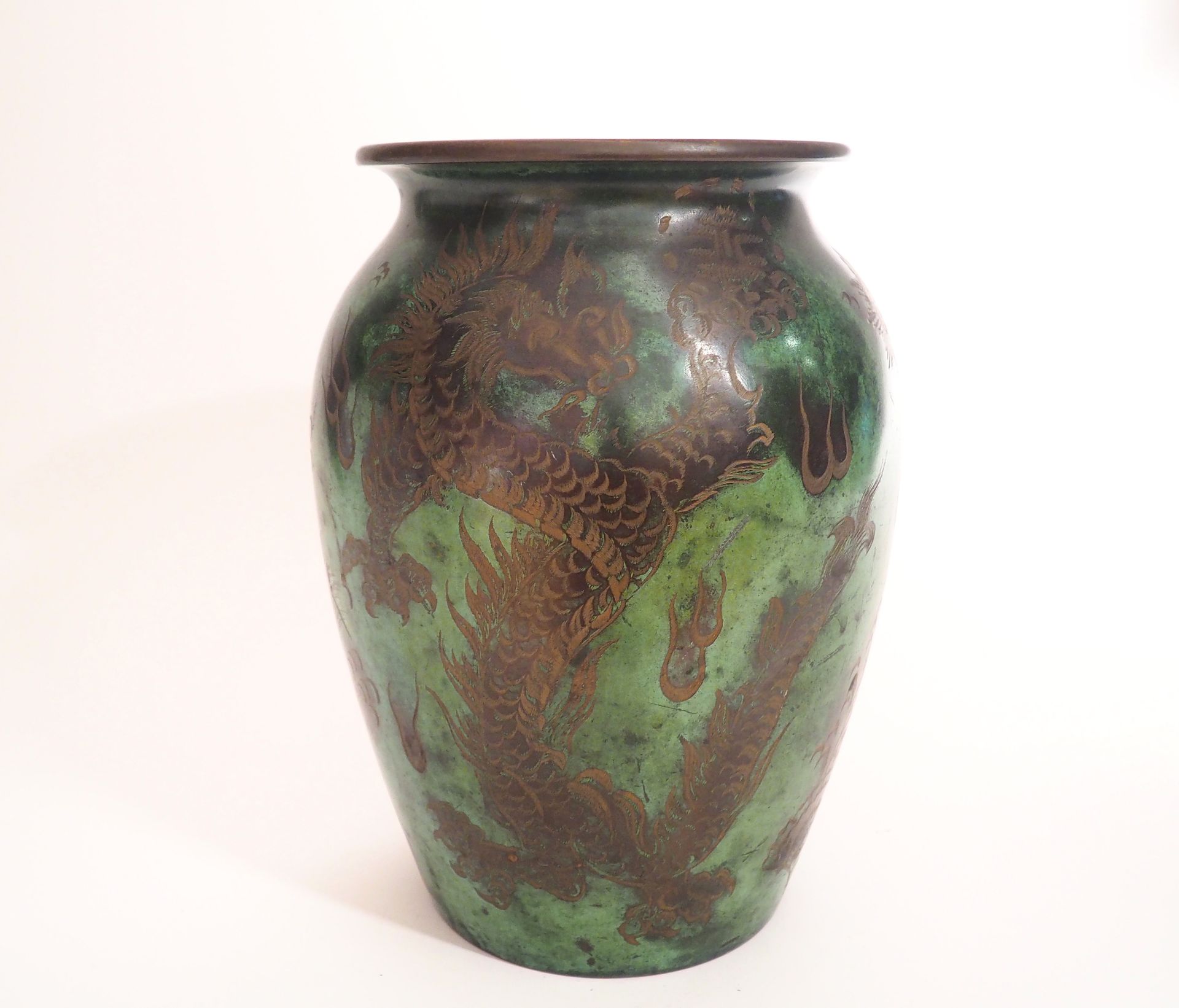 Null WMF.
Vase en dinanderie Art Déco à décor de motifs japonisants brun et doré&hellip;