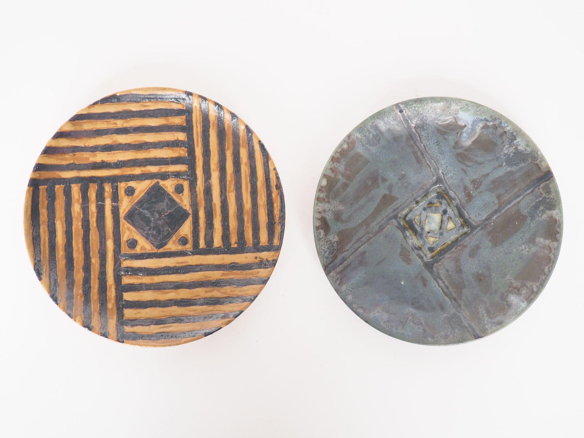 Null 查尔斯-格雷伯
两个装饰艺术风格的碗，多色石器。 
签名。
尺寸：2,2 x 19,5 厘米。