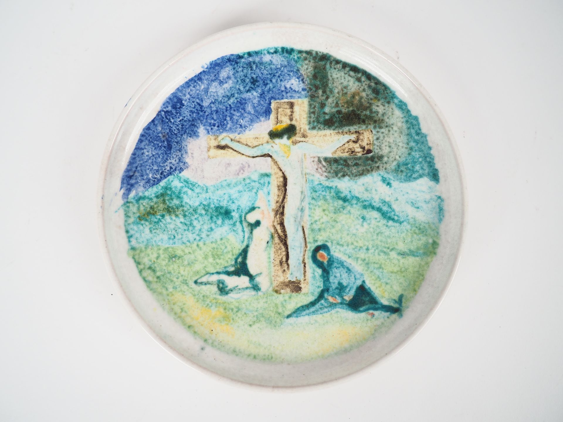 Null LIFAS。
脚跟上的多色陶瓷碗，显示基督在十字架上。
签名。
尺寸：3 x 21 cm。