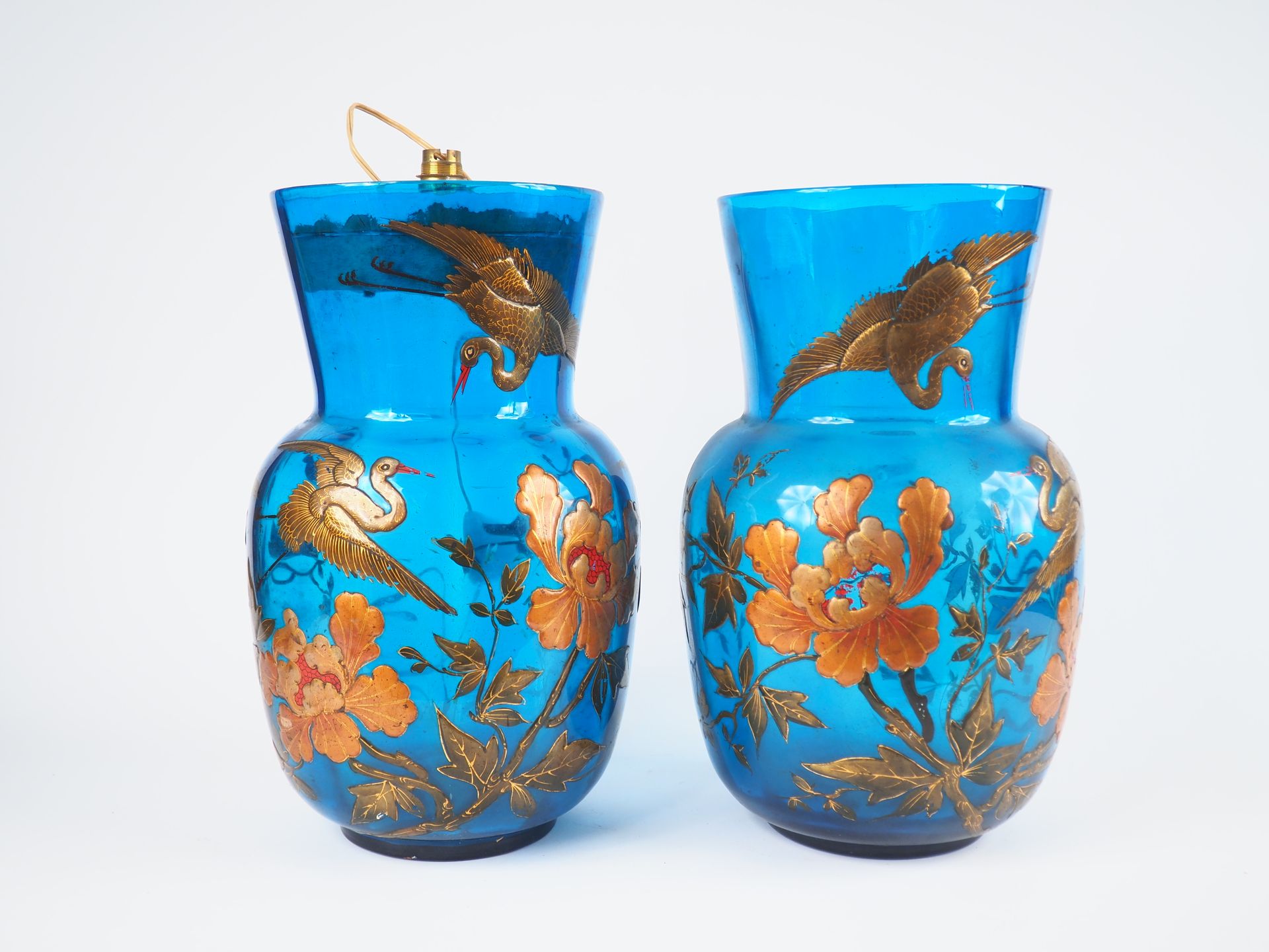 Null Paire de vases Napoléon III en verre à décor japonisant émaillé de grues et&hellip;