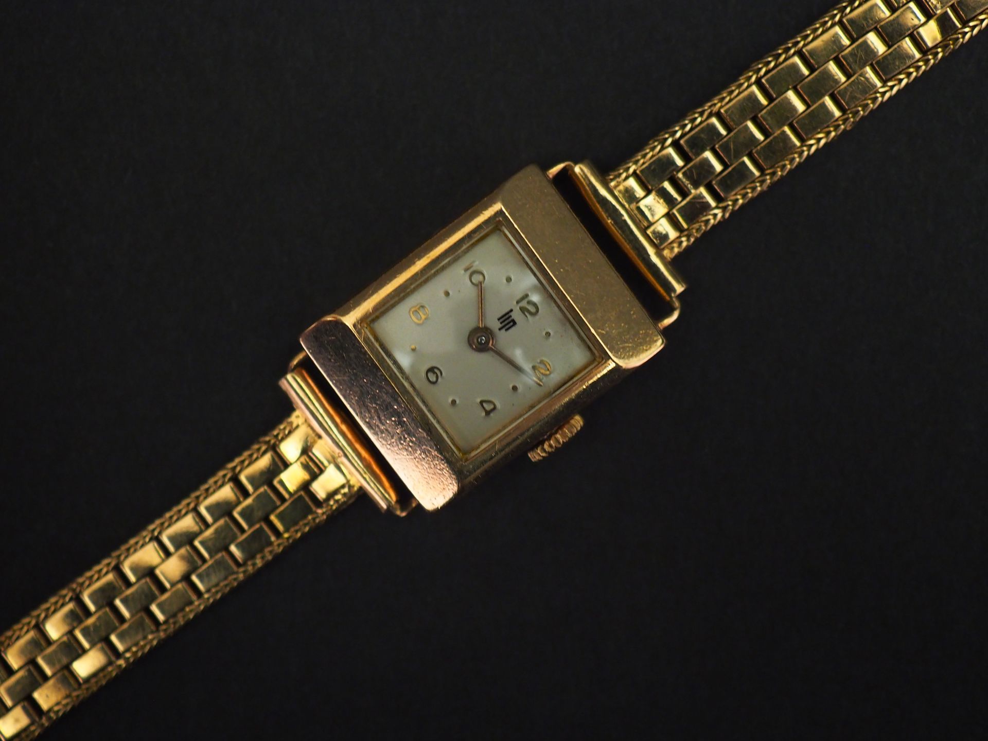 Null LIP
女士腕表，黄金表壳和表带。 
方形表盘上有阿拉伯数字和时标。 
灵活的扁平网状手镯。
表盘上有签名。 
编号为98395。
长度：16厘米（约&hellip;