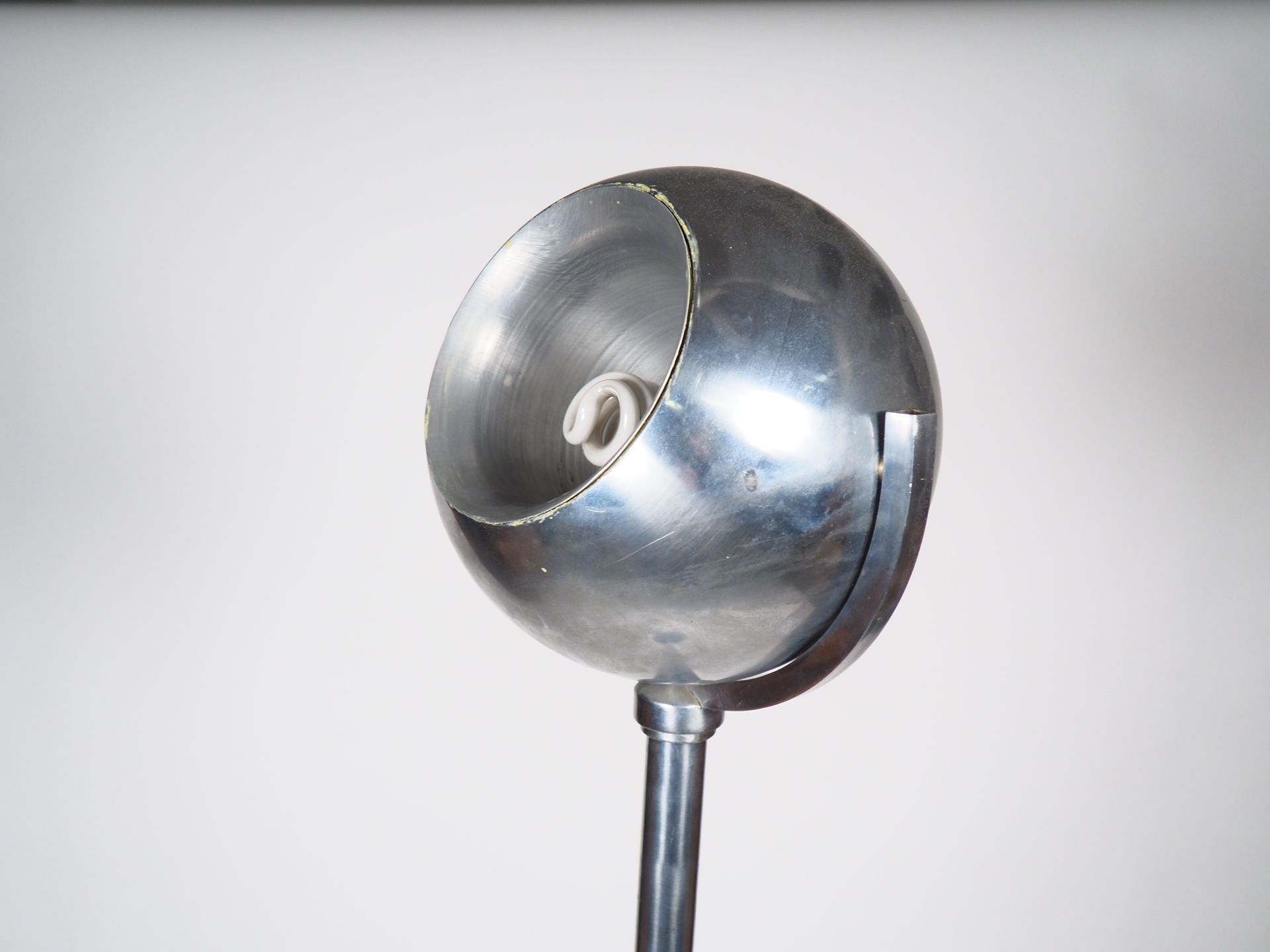 Null DAMON. (after) 
Floor lamp in chromed metal, spherical reflector.
H. 188 cm