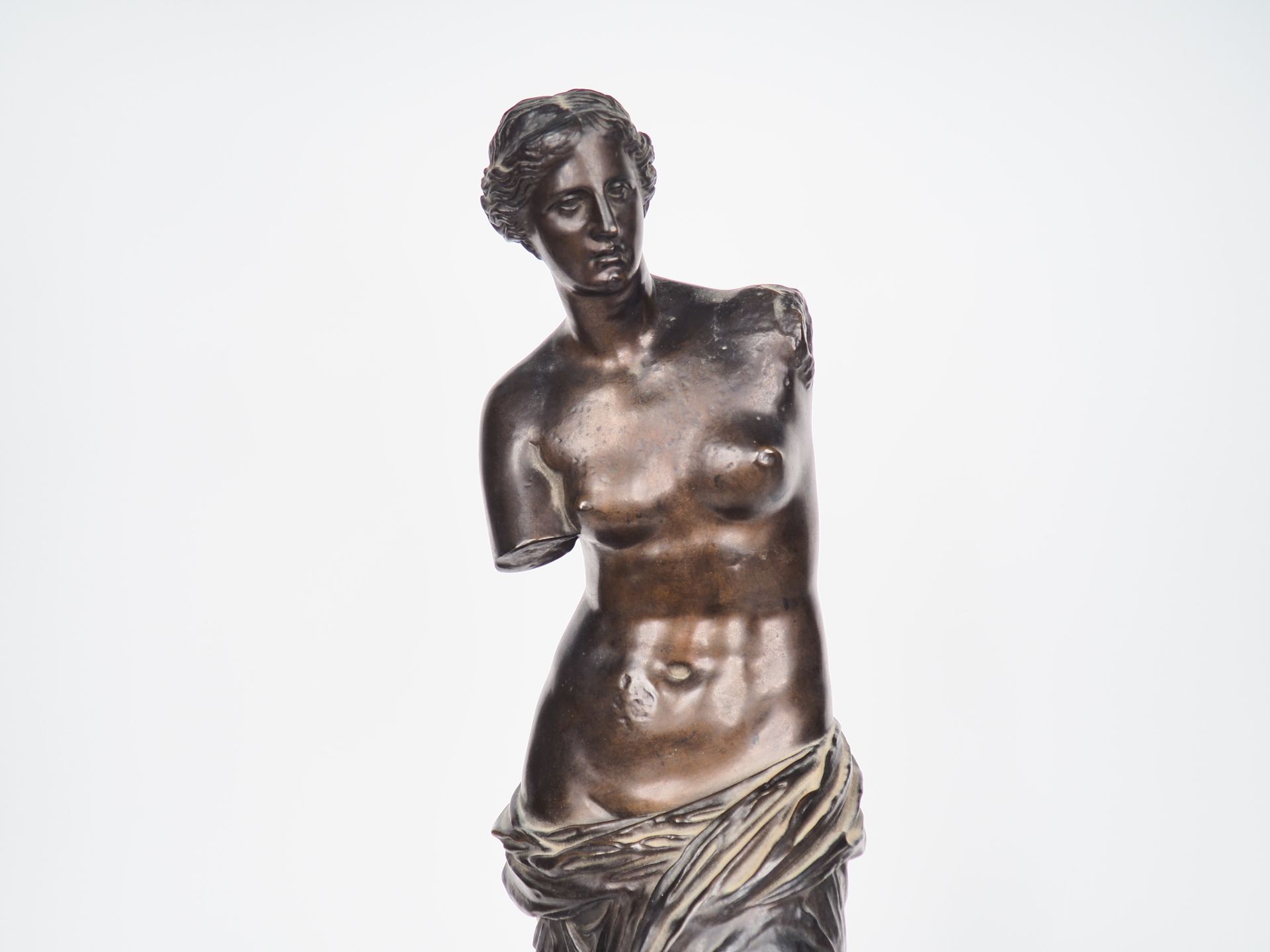 Null Escultura del siglo XIX en bronce patinado marrón.
"La Venus de Milo".
H. 6&hellip;