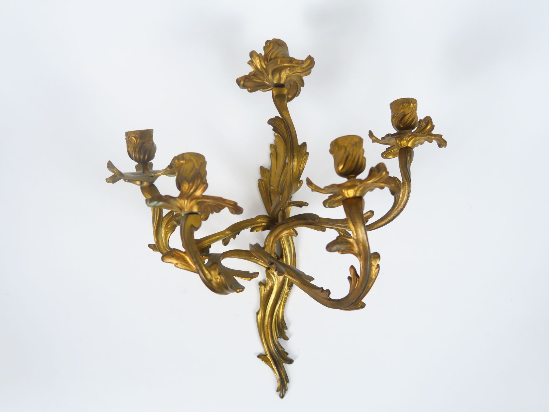 Null Paire d'appliques de style Rocaille en bronze doré, éclairant à cinq lumièr&hellip;