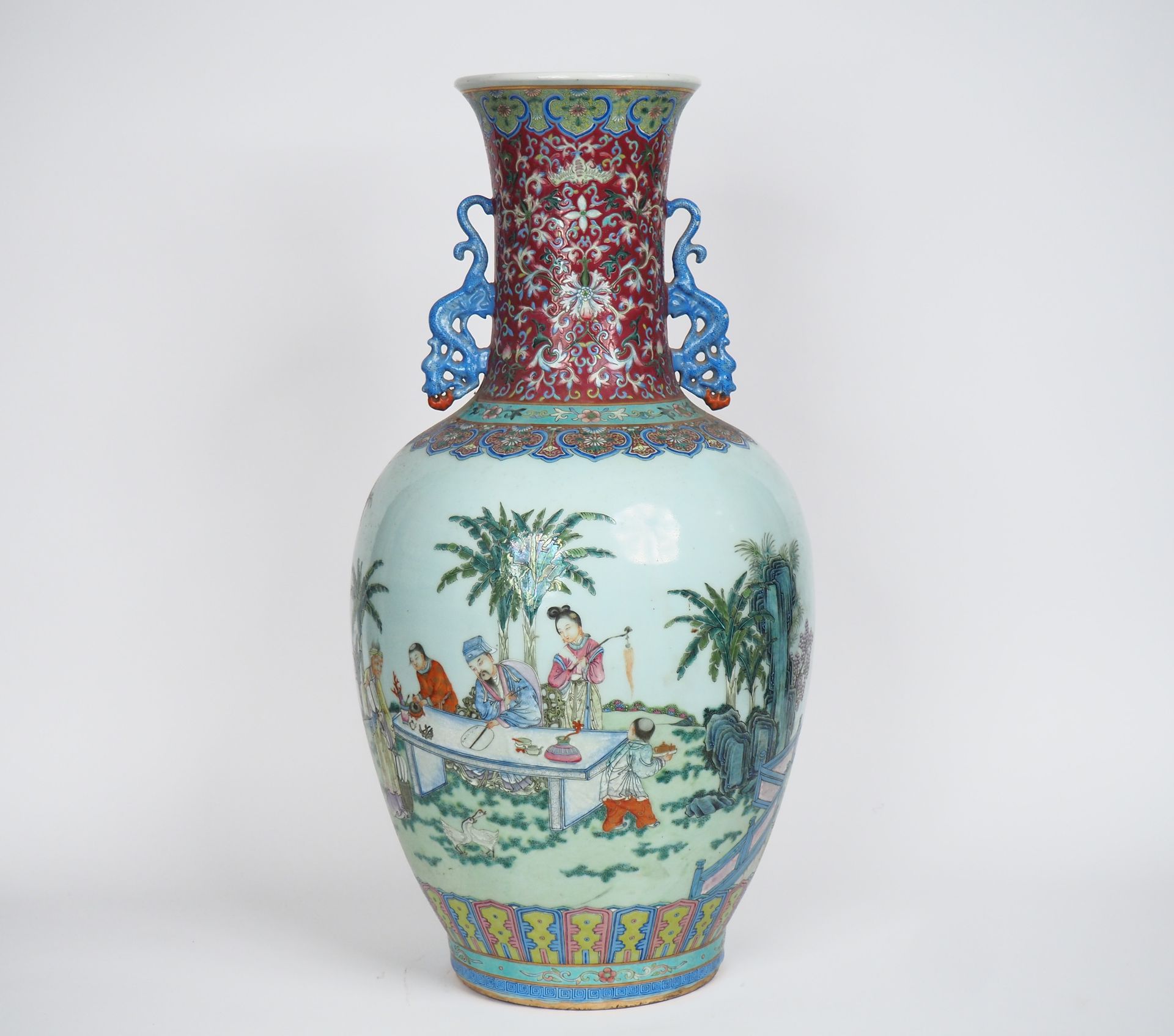 Null Cina, fine del XIX secolo, 
Grande vaso a balaustro in porcellana e smalti &hellip;