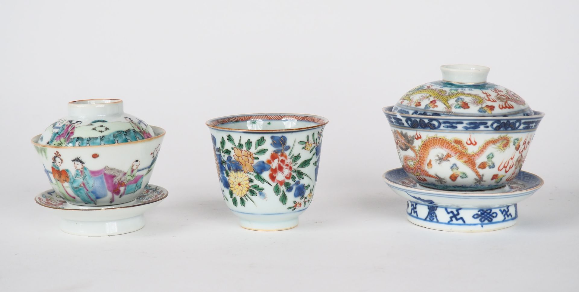 Null 中国，19世纪、 
套装包括： 
- 有盖杯及饰有龙纹的粉彩陈列架 
(修复) 
- 一个饰有花纹的玫瑰花杯 
- 一个带展示架的杯子，装饰有文字。
&hellip;