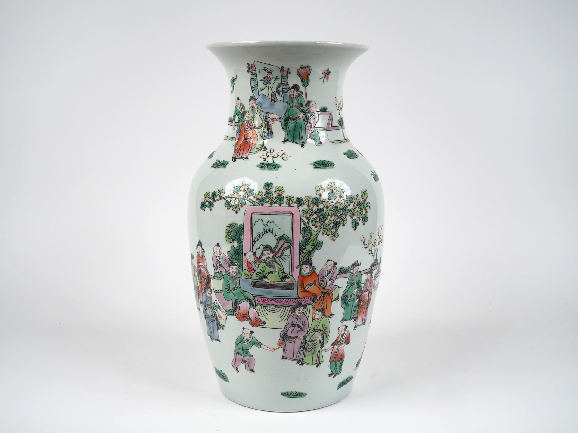 Null China, siglo XX,
Jarrón de porcelana rosa de forma abalaustrada. 
H. 37,5 c&hellip;