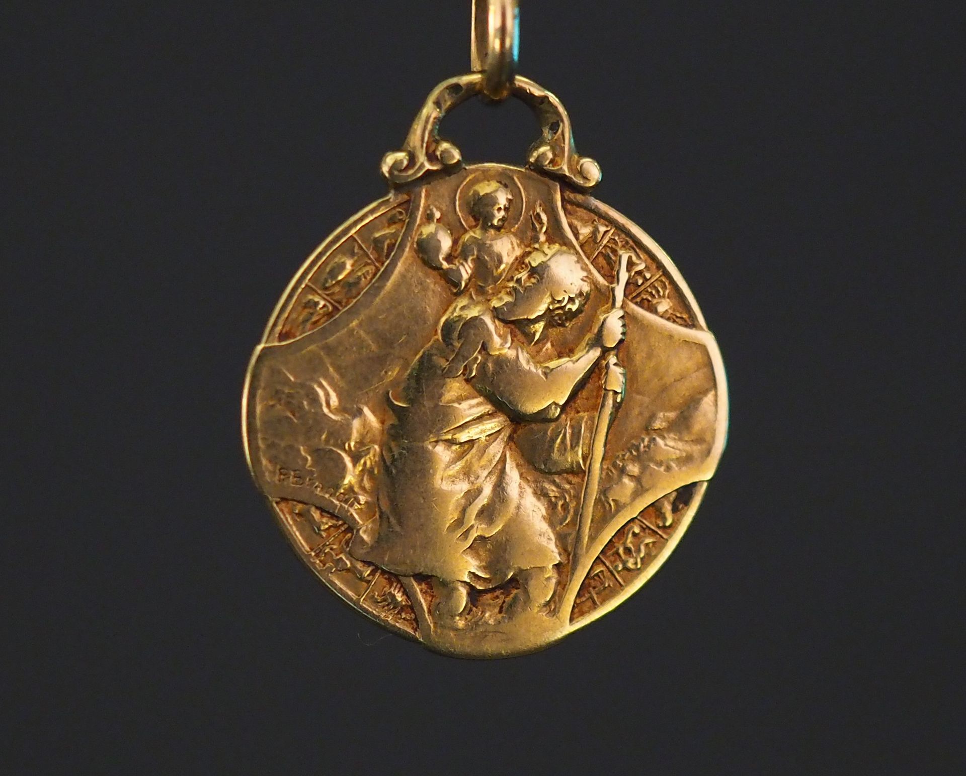 Médaille religieuse en or jaune figurant Saint Christoph…