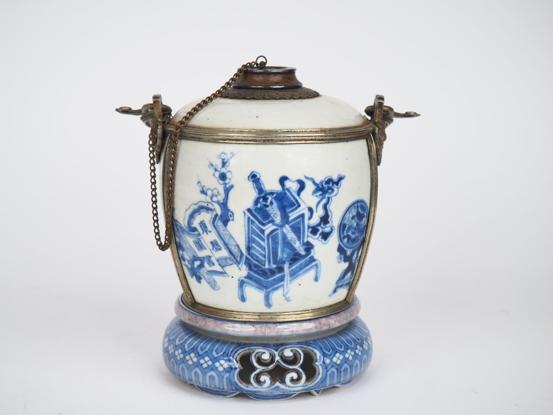 Null Vietnam, XIXe siècle 
Pipe à eau en porcelaine bleu de Hué à décor d’objets&hellip;