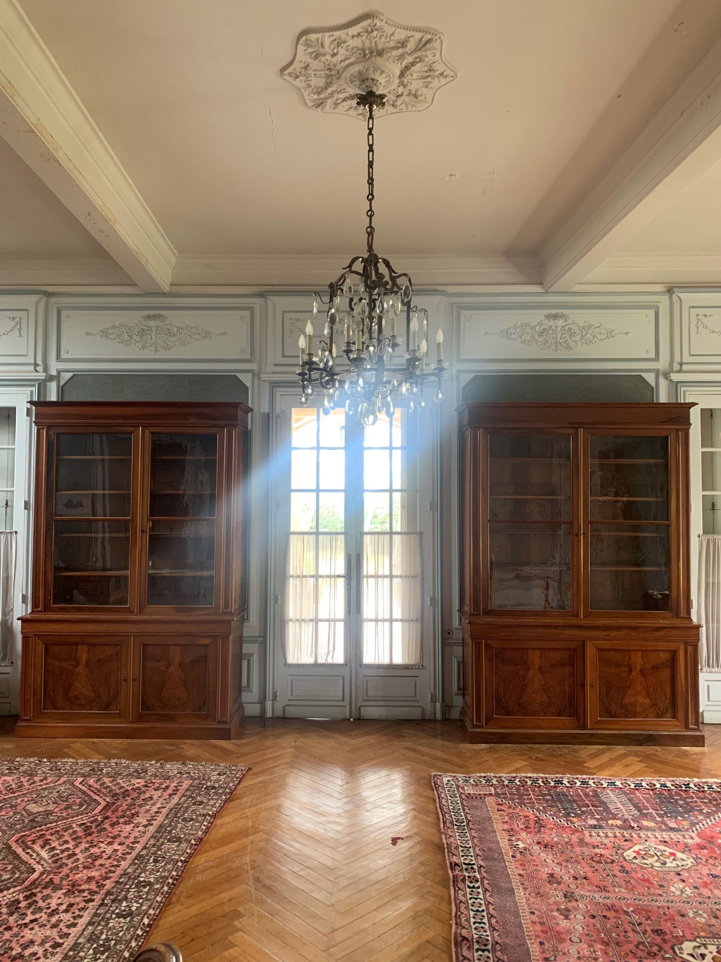 Null 一对 19 世纪胡桃木书柜，顶部有两扇玻璃门，底部有两扇门。
尺寸：255 x 172 x 58 厘米