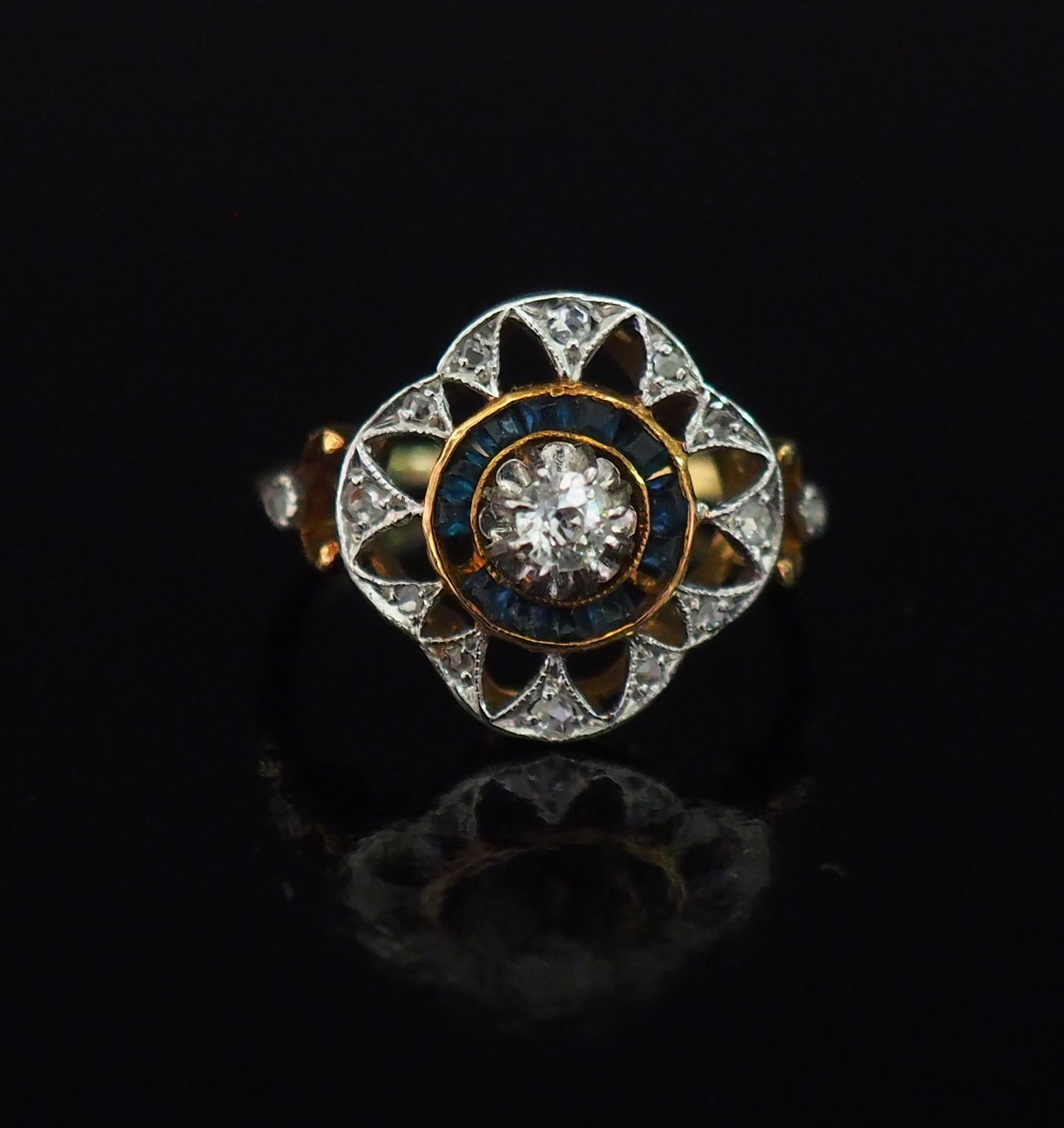 Null Bague ajourée en or jaune 750, sertie en son centre d'un petit diamant de 0&hellip;