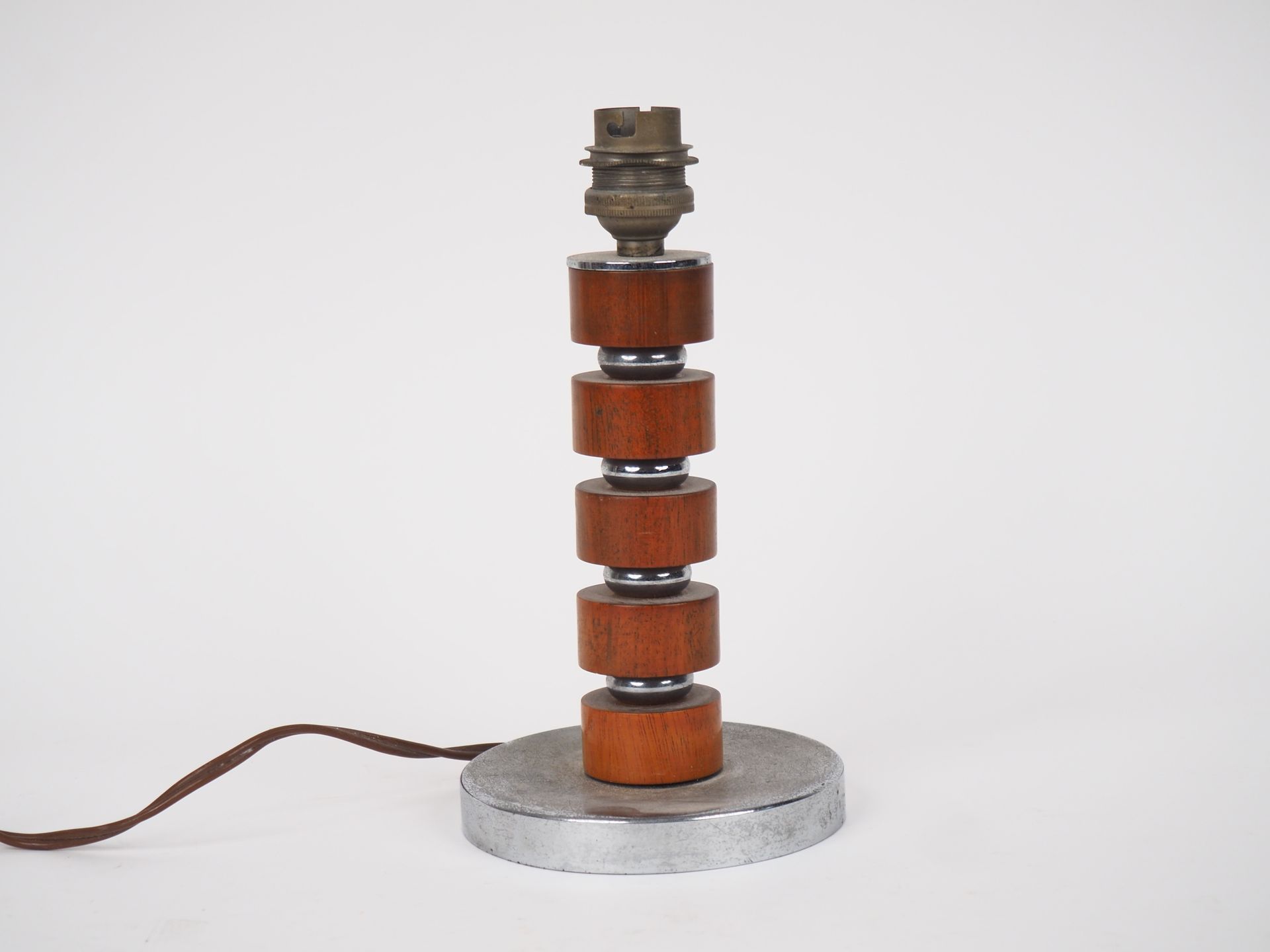 Null Lampe 1950 en bois et métal chromé.
H. 18 cm.